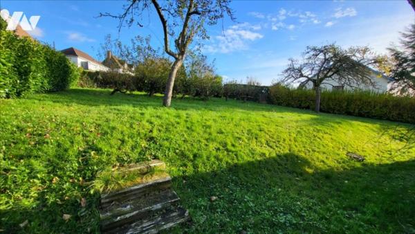 Pavillon sur 1041 m² dans un quartier calme.