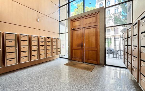 Appartement à vendre    1 pièce • 28 m2 Lyon 3