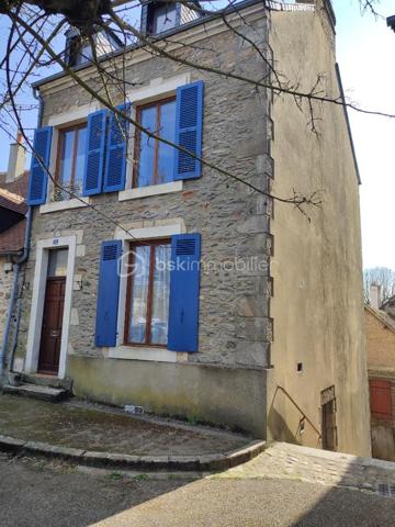 Découvrez cette maison de caractère de 138 m², idéalement située au cœur de Fresnay-sur-Sarthe, à proximité immédiate de tous les commerces, écoles et services.

Ce bien est une opportunité unique pour les acquéreurs souhaitant maîtriser leur budget et leur projet de rénovation de A à Z.

Répartie sur 4 niveaux, la maison offre de belles possibilités d'aménagement :

Niveau Rue (RDC) : Une entrée desservant la cuisine et une pièce attenante, idéale pour une salle à manger ou un bureau.

Niveau Inférieur (Rez-de-jardin) : Le salon principal qui bénéficie de la présence d'un ancien poêle à bois (non fonctionnel, à remplacer ou à remettre en état). Ce niveau est complété par une buanderie et un WC.

1er Étage : L'espace nuit avec deux chambres lumineuses (toutes deux équipées de placards). On trouve à cet étage une salle d'eau avec WC et une salle de bains avec WC indépendante.

2ème Étage : Deux pièces supplémentaires sous combles déjà équipées d'une salle d'eau avec WC. Idéal pour créer des chambres d'appoint, un grand bureau.

En plus de ses volumes généreux, ce bien propose des avantages très recherchés en cœur de ville :

Garage : Un garage sécurisé pour stationner votre véhicule ou créer un espace de stockage.

Dépendance : Une dépendance attenante pouvant servir d'atelier, de cellier ou de rangement.

N'attendez plus pour découvrir le potentiel de cette maison et planifier votre futur projet ! 
Contactez moi pour plus d'informations ou pour organiser une visite.