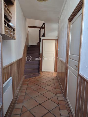Découvrez cette maison de caractère de 138 m², idéalement située au cœur de Fresnay-sur-Sarthe, à proximité immédiate de tous les commerces, écoles et services.

Ce bien est une opportunité unique pour les acquéreurs souhaitant maîtriser leur budget et leur projet de rénovation de A à Z.

Répartie sur 4 niveaux, la maison offre de belles possibilités d'aménagement :

Niveau Rue (RDC) : Une entrée desservant la cuisine et une pièce attenante, idéale pour une salle à manger ou un bureau.

Niveau Inférieur (Rez-de-jardin) : Le salon principal qui bénéficie de la présence d'un ancien poêle à bois (non fonctionnel, à remplacer ou à remettre en état). Ce niveau est complété par une buanderie et un WC.

1er Étage : L'espace nuit avec deux chambres lumineuses (toutes deux équipées de placards). On trouve à cet étage une salle d'eau avec WC et une salle de bains avec WC indépendante.

2ème Étage : Deux pièces supplémentaires sous combles déjà équipées d'une salle d'eau avec WC. Idéal pour créer des chambres d'appoint, un grand bureau.

En plus de ses volumes généreux, ce bien propose des avantages très recherchés en cœur de ville :

Garage : Un garage sécurisé pour stationner votre véhicule ou créer un espace de stockage.

Dépendance : Une dépendance attenante pouvant servir d'atelier, de cellier ou de rangement.

N'attendez plus pour découvrir le potentiel de cette maison et planifier votre futur projet ! 
Contactez moi pour plus d'informations ou pour organiser une visite.