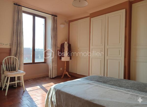 Découvrez cette maison de caractère de 138 m², idéalement située au cœur de Fresnay-sur-Sarthe, à proximité immédiate de tous les commerces, écoles et services.

Ce bien est une opportunité unique pour les acquéreurs souhaitant maîtriser leur budget et leur projet de rénovation de A à Z.

Répartie sur 4 niveaux, la maison offre de belles possibilités d'aménagement :

Niveau Rue (RDC) : Une entrée desservant la cuisine et une pièce attenante, idéale pour une salle à manger ou un bureau.

Niveau Inférieur (Rez-de-jardin) : Le salon principal qui bénéficie de la présence d'un ancien poêle à bois (non fonctionnel, à remplacer ou à remettre en état). Ce niveau est complété par une buanderie et un WC.

1er Étage : L'espace nuit avec deux chambres lumineuses (toutes deux équipées de placards). On trouve à cet étage une salle d'eau avec WC et une salle de bains avec WC indépendante.

2ème Étage : Deux pièces supplémentaires sous combles déjà équipées d'une salle d'eau avec WC. Idéal pour créer des chambres d'appoint, un grand bureau.

En plus de ses volumes généreux, ce bien propose des avantages très recherchés en cœur de ville :

Garage : Un garage sécurisé pour stationner votre véhicule ou créer un espace de stockage.

Dépendance : Une dépendance attenante pouvant servir d'atelier, de cellier ou de rangement.

N'attendez plus pour découvrir le potentiel de cette maison et planifier votre futur projet ! 
Contactez moi pour plus d'informations ou pour organiser une visite.