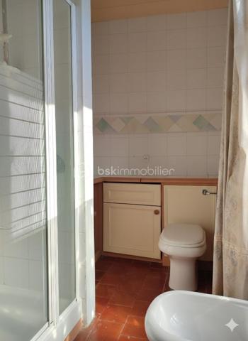 Découvrez cette maison de caractère de 138 m², idéalement située au cœur de Fresnay-sur-Sarthe, à proximité immédiate de tous les commerces, écoles et services.

Ce bien est une opportunité unique pour les acquéreurs souhaitant maîtriser leur budget et leur projet de rénovation de A à Z.

Répartie sur 4 niveaux, la maison offre de belles possibilités d'aménagement :

Niveau Rue (RDC) : Une entrée desservant la cuisine et une pièce attenante, idéale pour une salle à manger ou un bureau.

Niveau Inférieur (Rez-de-jardin) : Le salon principal qui bénéficie de la présence d'un ancien poêle à bois (non fonctionnel, à remplacer ou à remettre en état). Ce niveau est complété par une buanderie et un WC.

1er Étage : L'espace nuit avec deux chambres lumineuses (toutes deux équipées de placards). On trouve à cet étage une salle d'eau avec WC et une salle de bains avec WC indépendante.

2ème Étage : Deux pièces supplémentaires sous combles déjà équipées d'une salle d'eau avec WC. Idéal pour créer des chambres d'appoint, un grand bureau.

En plus de ses volumes généreux, ce bien propose des avantages très recherchés en cœur de ville :

Garage : Un garage sécurisé pour stationner votre véhicule ou créer un espace de stockage.

Dépendance : Une dépendance attenante pouvant servir d'atelier, de cellier ou de rangement.

N'attendez plus pour découvrir le potentiel de cette maison et planifier votre futur projet ! 
Contactez moi pour plus d'informations ou pour organiser une visite.