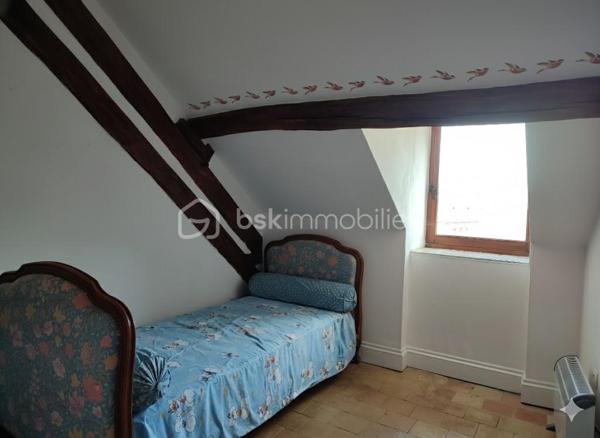 Découvrez cette maison de caractère de 138 m², idéalement située au cœur de Fresnay-sur-Sarthe, à proximité immédiate de tous les commerces, écoles et services.

Ce bien est une opportunité unique pour les acquéreurs souhaitant maîtriser leur budget et leur projet de rénovation de A à Z.

Répartie sur 4 niveaux, la maison offre de belles possibilités d'aménagement :

Niveau Rue (RDC) : Une entrée desservant la cuisine et une pièce attenante, idéale pour une salle à manger ou un bureau.

Niveau Inférieur (Rez-de-jardin) : Le salon principal qui bénéficie de la présence d'un ancien poêle à bois (non fonctionnel, à remplacer ou à remettre en état). Ce niveau est complété par une buanderie et un WC.

1er Étage : L'espace nuit avec deux chambres lumineuses (toutes deux équipées de placards). On trouve à cet étage une salle d'eau avec WC et une salle de bains avec WC indépendante.

2ème Étage : Deux pièces supplémentaires sous combles déjà équipées d'une salle d'eau avec WC. Idéal pour créer des chambres d'appoint, un grand bureau.

En plus de ses volumes généreux, ce bien propose des avantages très recherchés en cœur de ville :

Garage : Un garage sécurisé pour stationner votre véhicule ou créer un espace de stockage.

Dépendance : Une dépendance attenante pouvant servir d'atelier, de cellier ou de rangement.

N'attendez plus pour découvrir le potentiel de cette maison et planifier votre futur projet ! 
Contactez moi pour plus d'informations ou pour organiser une visite.