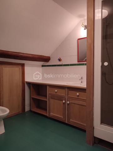 Découvrez cette maison de caractère de 138 m², idéalement située au cœur de Fresnay-sur-Sarthe, à proximité immédiate de tous les commerces, écoles et services.

Ce bien est une opportunité unique pour les acquéreurs souhaitant maîtriser leur budget et leur projet de rénovation de A à Z.

Répartie sur 4 niveaux, la maison offre de belles possibilités d'aménagement :

Niveau Rue (RDC) : Une entrée desservant la cuisine et une pièce attenante, idéale pour une salle à manger ou un bureau.

Niveau Inférieur (Rez-de-jardin) : Le salon principal qui bénéficie de la présence d'un ancien poêle à bois (non fonctionnel, à remplacer ou à remettre en état). Ce niveau est complété par une buanderie et un WC.

1er Étage : L'espace nuit avec deux chambres lumineuses (toutes deux équipées de placards). On trouve à cet étage une salle d'eau avec WC et une salle de bains avec WC indépendante.

2ème Étage : Deux pièces supplémentaires sous combles déjà équipées d'une salle d'eau avec WC. Idéal pour créer des chambres d'appoint, un grand bureau.

En plus de ses volumes généreux, ce bien propose des avantages très recherchés en cœur de ville :

Garage : Un garage sécurisé pour stationner votre véhicule ou créer un espace de stockage.

Dépendance : Une dépendance attenante pouvant servir d'atelier, de cellier ou de rangement.

N'attendez plus pour découvrir le potentiel de cette maison et planifier votre futur projet ! 
Contactez moi pour plus d'informations ou pour organiser une visite.