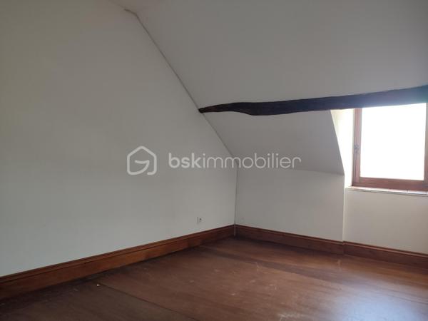 Découvrez cette maison de caractère de 138 m², idéalement située au cœur de Fresnay-sur-Sarthe, à proximité immédiate de tous les commerces, écoles et services.

Ce bien est une opportunité unique pour les acquéreurs souhaitant maîtriser leur budget et leur projet de rénovation de A à Z.

Répartie sur 4 niveaux, la maison offre de belles possibilités d'aménagement :

Niveau Rue (RDC) : Une entrée desservant la cuisine et une pièce attenante, idéale pour une salle à manger ou un bureau.

Niveau Inférieur (Rez-de-jardin) : Le salon principal qui bénéficie de la présence d'un ancien poêle à bois (non fonctionnel, à remplacer ou à remettre en état). Ce niveau est complété par une buanderie et un WC.

1er Étage : L'espace nuit avec deux chambres lumineuses (toutes deux équipées de placards). On trouve à cet étage une salle d'eau avec WC et une salle de bains avec WC indépendante.

2ème Étage : Deux pièces supplémentaires sous combles déjà équipées d'une salle d'eau avec WC. Idéal pour créer des chambres d'appoint, un grand bureau.

En plus de ses volumes généreux, ce bien propose des avantages très recherchés en cœur de ville :

Garage : Un garage sécurisé pour stationner votre véhicule ou créer un espace de stockage.

Dépendance : Une dépendance attenante pouvant servir d'atelier, de cellier ou de rangement.

N'attendez plus pour découvrir le potentiel de cette maison et planifier votre futur projet ! 
Contactez moi pour plus d'informations ou pour organiser une visite.