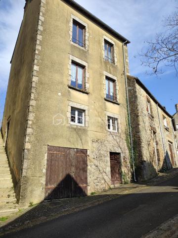 Découvrez cette maison de caractère de 138 m², idéalement située au cœur de Fresnay-sur-Sarthe, à proximité immédiate de tous les commerces, écoles et services.

Ce bien est une opportunité unique pour les acquéreurs souhaitant maîtriser leur budget et leur projet de rénovation de A à Z.

Répartie sur 4 niveaux, la maison offre de belles possibilités d'aménagement :

Niveau Rue (RDC) : Une entrée desservant la cuisine et une pièce attenante, idéale pour une salle à manger ou un bureau.

Niveau Inférieur (Rez-de-jardin) : Le salon principal qui bénéficie de la présence d'un ancien poêle à bois (non fonctionnel, à remplacer ou à remettre en état). Ce niveau est complété par une buanderie et un WC.

1er Étage : L'espace nuit avec deux chambres lumineuses (toutes deux équipées de placards). On trouve à cet étage une salle d'eau avec WC et une salle de bains avec WC indépendante.

2ème Étage : Deux pièces supplémentaires sous combles déjà équipées d'une salle d'eau avec WC. Idéal pour créer des chambres d'appoint, un grand bureau.

En plus de ses volumes généreux, ce bien propose des avantages très recherchés en cœur de ville :

Garage : Un garage sécurisé pour stationner votre véhicule ou créer un espace de stockage.

Dépendance : Une dépendance attenante pouvant servir d'atelier, de cellier ou de rangement.

N'attendez plus pour découvrir le potentiel de cette maison et planifier votre futur projet ! 
Contactez moi pour plus d'informations ou pour organiser une visite.
