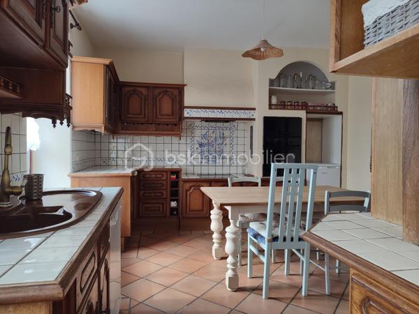 Découvrez cette maison de caractère de 138 m², idéalement située au cœur de Fresnay-sur-Sarthe, à proximité immédiate de tous les commerces, écoles et services.

Ce bien est une opportunité unique pour les acquéreurs souhaitant maîtriser leur budget et leur projet de rénovation de A à Z.

Répartie sur 4 niveaux, la maison offre de belles possibilités d'aménagement :

Niveau Rue (RDC) : Une entrée desservant la cuisine et une pièce attenante, idéale pour une salle à manger ou un bureau.

Niveau Inférieur (Rez-de-jardin) : Le salon principal qui bénéficie de la présence d'un ancien poêle à bois (non fonctionnel, à remplacer ou à remettre en état). Ce niveau est complété par une buanderie et un WC.

1er Étage : L'espace nuit avec deux chambres lumineuses (toutes deux équipées de placards). On trouve à cet étage une salle d'eau avec WC et une salle de bains avec WC indépendante.

2ème Étage : Deux pièces supplémentaires sous combles déjà équipées d'une salle d'eau avec WC. Idéal pour créer des chambres d'appoint, un grand bureau.

En plus de ses volumes généreux, ce bien propose des avantages très recherchés en cœur de ville :

Garage : Un garage sécurisé pour stationner votre véhicule ou créer un espace de stockage.

Dépendance : Une dépendance attenante pouvant servir d'atelier, de cellier ou de rangement.

N'attendez plus pour découvrir le potentiel de cette maison et planifier votre futur projet ! 
Contactez moi pour plus d'informations ou pour organiser une visite.
