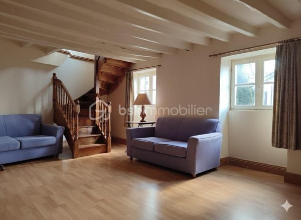 Découvrez cette maison de caractère de 138 m², idéalement située au cœur de Fresnay-sur-Sarthe, à proximité immédiate de tous les commerces, écoles et services.

Ce bien est une opportunité unique pour les acquéreurs souhaitant maîtriser leur budget et leur projet de rénovation de A à Z.

Répartie sur 4 niveaux, la maison offre de belles possibilités d'aménagement :

Niveau Rue (RDC) : Une entrée desservant la cuisine et une pièce attenante, idéale pour une salle à manger ou un bureau.

Niveau Inférieur (Rez-de-jardin) : Le salon principal qui bénéficie de la présence d'un ancien poêle à bois (non fonctionnel, à remplacer ou à remettre en état). Ce niveau est complété par une buanderie et un WC.

1er Étage : L'espace nuit avec deux chambres lumineuses (toutes deux équipées de placards). On trouve à cet étage une salle d'eau avec WC et une salle de bains avec WC indépendante.

2ème Étage : Deux pièces supplémentaires sous combles déjà équipées d'une salle d'eau avec WC. Idéal pour créer des chambres d'appoint, un grand bureau.

En plus de ses volumes généreux, ce bien propose des avantages très recherchés en cœur de ville :

Garage : Un garage sécurisé pour stationner votre véhicule ou créer un espace de stockage.

Dépendance : Une dépendance attenante pouvant servir d'atelier, de cellier ou de rangement.

N'attendez plus pour découvrir le potentiel de cette maison et planifier votre futur projet ! 
Contactez moi pour plus d'informations ou pour organiser une visite.