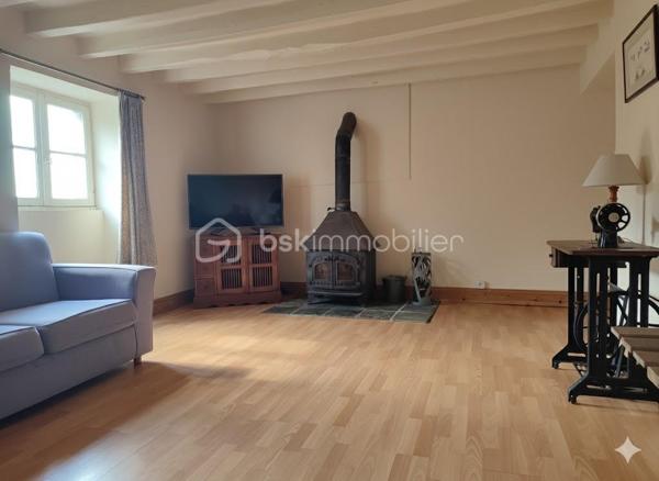 Découvrez cette maison de caractère de 138 m², idéalement située au cœur de Fresnay-sur-Sarthe, à proximité immédiate de tous les commerces, écoles et services.

Ce bien est une opportunité unique pour les acquéreurs souhaitant maîtriser leur budget et leur projet de rénovation de A à Z.

Répartie sur 4 niveaux, la maison offre de belles possibilités d'aménagement :

Niveau Rue (RDC) : Une entrée desservant la cuisine et une pièce attenante, idéale pour une salle à manger ou un bureau.

Niveau Inférieur (Rez-de-jardin) : Le salon principal qui bénéficie de la présence d'un ancien poêle à bois (non fonctionnel, à remplacer ou à remettre en état). Ce niveau est complété par une buanderie et un WC.

1er Étage : L'espace nuit avec deux chambres lumineuses (toutes deux équipées de placards). On trouve à cet étage une salle d'eau avec WC et une salle de bains avec WC indépendante.

2ème Étage : Deux pièces supplémentaires sous combles déjà équipées d'une salle d'eau avec WC. Idéal pour créer des chambres d'appoint, un grand bureau.

En plus de ses volumes généreux, ce bien propose des avantages très recherchés en cœur de ville :

Garage : Un garage sécurisé pour stationner votre véhicule ou créer un espace de stockage.

Dépendance : Une dépendance attenante pouvant servir d'atelier, de cellier ou de rangement.

N'attendez plus pour découvrir le potentiel de cette maison et planifier votre futur projet ! 
Contactez moi pour plus d'informations ou pour organiser une visite.