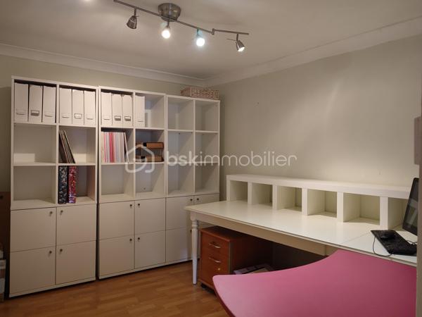 Découvrez cette maison de caractère de 138 m², idéalement située au cœur de Fresnay-sur-Sarthe, à proximité immédiate de tous les commerces, écoles et services.

Ce bien est une opportunité unique pour les acquéreurs souhaitant maîtriser leur budget et leur projet de rénovation de A à Z.

Répartie sur 4 niveaux, la maison offre de belles possibilités d'aménagement :

Niveau Rue (RDC) : Une entrée desservant la cuisine et une pièce attenante, idéale pour une salle à manger ou un bureau.

Niveau Inférieur (Rez-de-jardin) : Le salon principal qui bénéficie de la présence d'un ancien poêle à bois (non fonctionnel, à remplacer ou à remettre en état). Ce niveau est complété par une buanderie et un WC.

1er Étage : L'espace nuit avec deux chambres lumineuses (toutes deux équipées de placards). On trouve à cet étage une salle d'eau avec WC et une salle de bains avec WC indépendante.

2ème Étage : Deux pièces supplémentaires sous combles déjà équipées d'une salle d'eau avec WC. Idéal pour créer des chambres d'appoint, un grand bureau.

En plus de ses volumes généreux, ce bien propose des avantages très recherchés en cœur de ville :

Garage : Un garage sécurisé pour stationner votre véhicule ou créer un espace de stockage.

Dépendance : Une dépendance attenante pouvant servir d'atelier, de cellier ou de rangement.

N'attendez plus pour découvrir le potentiel de cette maison et planifier votre futur projet ! 
Contactez moi pour plus d'informations ou pour organiser une visite.