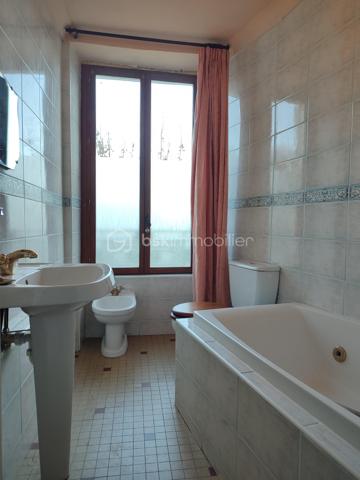 Découvrez cette maison de caractère de 138 m², idéalement située au cœur de Fresnay-sur-Sarthe, à proximité immédiate de tous les commerces, écoles et services.

Ce bien est une opportunité unique pour les acquéreurs souhaitant maîtriser leur budget et leur projet de rénovation de A à Z.

Répartie sur 4 niveaux, la maison offre de belles possibilités d'aménagement :

Niveau Rue (RDC) : Une entrée desservant la cuisine et une pièce attenante, idéale pour une salle à manger ou un bureau.

Niveau Inférieur (Rez-de-jardin) : Le salon principal qui bénéficie de la présence d'un ancien poêle à bois (non fonctionnel, à remplacer ou à remettre en état). Ce niveau est complété par une buanderie et un WC.

1er Étage : L'espace nuit avec deux chambres lumineuses (toutes deux équipées de placards). On trouve à cet étage une salle d'eau avec WC et une salle de bains avec WC indépendante.

2ème Étage : Deux pièces supplémentaires sous combles déjà équipées d'une salle d'eau avec WC. Idéal pour créer des chambres d'appoint, un grand bureau.

En plus de ses volumes généreux, ce bien propose des avantages très recherchés en cœur de ville :

Garage : Un garage sécurisé pour stationner votre véhicule ou créer un espace de stockage.

Dépendance : Une dépendance attenante pouvant servir d'atelier, de cellier ou de rangement.

N'attendez plus pour découvrir le potentiel de cette maison et planifier votre futur projet ! 
Contactez moi pour plus d'informations ou pour organiser une visite.