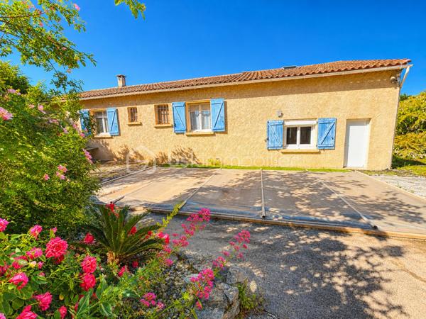 À découvrir, cette maison individuelle développant plus de 150 m² habitables, implantée sur une parcelle arborée d’environ 1 000 m² avec piscine, dans un environnement calme et préservé.

Traversante et bénéficiant d’une belle luminosité naturelle, la maison offre une configuration fonctionnelle et agréable à vivre. La pièce de vie principale, exposée Ouest, se compose d’un séjour ouvert sur une cuisine, créant un espace convivial et lumineux au quotidien. Trois baies vitrées prolongent l’espace vers l’extérieur et donnent accès à une terrasse bénéficiant d’une vue dégagée.

L’espace nuit comprend Une suite parentale d’environ 18 m², ainsi que de 2 autres chambres avec placards. 

En complément, une dépendance aménagée avec accès direct à la piscine vient enrichir l’ensemble. Elle comprend un espace bureau ainsi qu’une chambre en mezzanine, offrant de nombreuses possibilités : télétravail, espace indépendant, accueil familial ou projet locatif saisonnier.

À l’abri des regards, les extérieurs proposent un cadre intime et agréable avec piscine et espaces à aménager selon les envies et projets de chacun.

Le bien est équipé d’un poêle à granulés.

Les annexes comprennent :
• Deux caves
• Un garage

Taxe foncière : 2 400 €

Un bien offrant de beaux volumes, une configuration évolutive et un environnement privilégié.