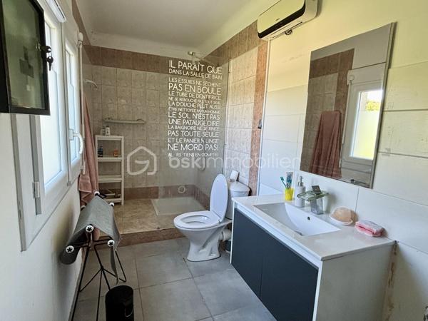 À découvrir, cette maison individuelle développant plus de 150 m² habitables, implantée sur une parcelle arborée d’environ 1 000 m² avec piscine, dans un environnement calme et préservé.

Traversante et bénéficiant d’une belle luminosité naturelle, la maison offre une configuration fonctionnelle et agréable à vivre. La pièce de vie principale, exposée Ouest, se compose d’un séjour ouvert sur une cuisine, créant un espace convivial et lumineux au quotidien. Trois baies vitrées prolongent l’espace vers l’extérieur et donnent accès à une terrasse bénéficiant d’une vue dégagée.

L’espace nuit comprend Une suite parentale d’environ 18 m², ainsi que de 2 autres chambres avec placards. 

En complément, une dépendance aménagée avec accès direct à la piscine vient enrichir l’ensemble. Elle comprend un espace bureau ainsi qu’une chambre en mezzanine, offrant de nombreuses possibilités : télétravail, espace indépendant, accueil familial ou projet locatif saisonnier.

À l’abri des regards, les extérieurs proposent un cadre intime et agréable avec piscine et espaces à aménager selon les envies et projets de chacun.

Le bien est équipé d’un poêle à granulés.

Les annexes comprennent :
• Deux caves
• Un garage

Taxe foncière : 2 400 €

Un bien offrant de beaux volumes, une configuration évolutive et un environnement privilégié.