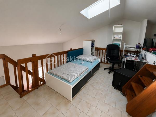 À découvrir, cette maison individuelle développant plus de 150 m² habitables, implantée sur une parcelle arborée d’environ 1 000 m² avec piscine, dans un environnement calme et préservé.

Traversante et bénéficiant d’une belle luminosité naturelle, la maison offre une configuration fonctionnelle et agréable à vivre. La pièce de vie principale, exposée Ouest, se compose d’un séjour ouvert sur une cuisine, créant un espace convivial et lumineux au quotidien. Trois baies vitrées prolongent l’espace vers l’extérieur et donnent accès à une terrasse bénéficiant d’une vue dégagée.

L’espace nuit comprend Une suite parentale d’environ 18 m², ainsi que de 2 autres chambres avec placards. 

En complément, une dépendance aménagée avec accès direct à la piscine vient enrichir l’ensemble. Elle comprend un espace bureau ainsi qu’une chambre en mezzanine, offrant de nombreuses possibilités : télétravail, espace indépendant, accueil familial ou projet locatif saisonnier.

À l’abri des regards, les extérieurs proposent un cadre intime et agréable avec piscine et espaces à aménager selon les envies et projets de chacun.

Le bien est équipé d’un poêle à granulés.

Les annexes comprennent :
• Deux caves
• Un garage

Taxe foncière : 2 400 €

Un bien offrant de beaux volumes, une configuration évolutive et un environnement privilégié.