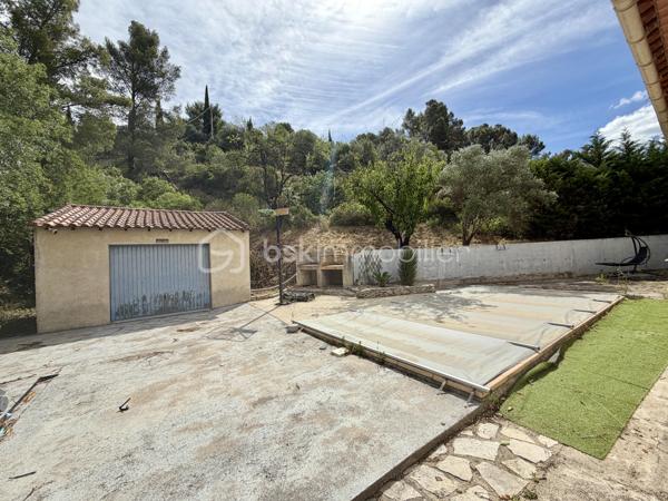 À découvrir, cette maison individuelle développant plus de 150 m² habitables, implantée sur une parcelle arborée d’environ 1 000 m² avec piscine, dans un environnement calme et préservé.

Traversante et bénéficiant d’une belle luminosité naturelle, la maison offre une configuration fonctionnelle et agréable à vivre. La pièce de vie principale, exposée Ouest, se compose d’un séjour ouvert sur une cuisine, créant un espace convivial et lumineux au quotidien. Trois baies vitrées prolongent l’espace vers l’extérieur et donnent accès à une terrasse bénéficiant d’une vue dégagée.

L’espace nuit comprend Une suite parentale d’environ 18 m², ainsi que de 2 autres chambres avec placards. 

En complément, une dépendance aménagée avec accès direct à la piscine vient enrichir l’ensemble. Elle comprend un espace bureau ainsi qu’une chambre en mezzanine, offrant de nombreuses possibilités : télétravail, espace indépendant, accueil familial ou projet locatif saisonnier.

À l’abri des regards, les extérieurs proposent un cadre intime et agréable avec piscine et espaces à aménager selon les envies et projets de chacun.

Le bien est équipé d’un poêle à granulés.

Les annexes comprennent :
• Deux caves
• Un garage

Taxe foncière : 2 400 €

Un bien offrant de beaux volumes, une configuration évolutive et un environnement privilégié.