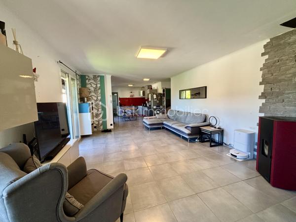 À découvrir, cette maison individuelle développant plus de 150 m² habitables, implantée sur une parcelle arborée d’environ 1 000 m² avec piscine, dans un environnement calme et préservé.

Traversante et bénéficiant d’une belle luminosité naturelle, la maison offre une configuration fonctionnelle et agréable à vivre. La pièce de vie principale, exposée Ouest, se compose d’un séjour ouvert sur une cuisine, créant un espace convivial et lumineux au quotidien. Trois baies vitrées prolongent l’espace vers l’extérieur et donnent accès à une terrasse bénéficiant d’une vue dégagée.

L’espace nuit comprend Une suite parentale d’environ 18 m², ainsi que de 2 autres chambres avec placards. 

En complément, une dépendance aménagée avec accès direct à la piscine vient enrichir l’ensemble. Elle comprend un espace bureau ainsi qu’une chambre en mezzanine, offrant de nombreuses possibilités : télétravail, espace indépendant, accueil familial ou projet locatif saisonnier.

À l’abri des regards, les extérieurs proposent un cadre intime et agréable avec piscine et espaces à aménager selon les envies et projets de chacun.

Le bien est équipé d’un poêle à granulés.

Les annexes comprennent :
• Deux caves
• Un garage

Taxe foncière : 2 400 €

Un bien offrant de beaux volumes, une configuration évolutive et un environnement privilégié.