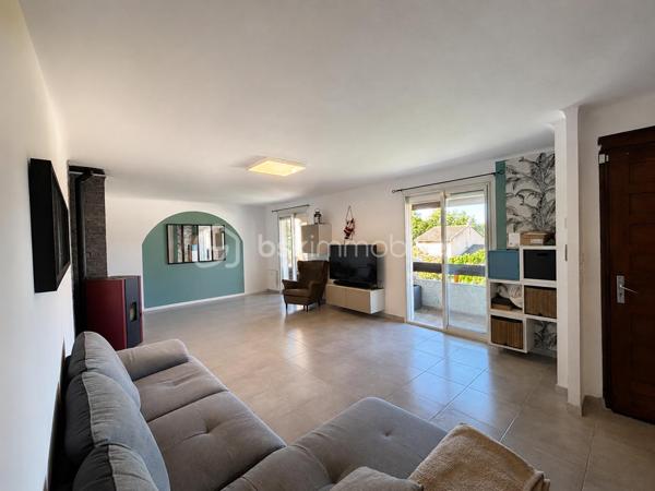 À découvrir, cette maison individuelle développant plus de 150 m² habitables, implantée sur une parcelle arborée d’environ 1 000 m² avec piscine, dans un environnement calme et préservé.

Traversante et bénéficiant d’une belle luminosité naturelle, la maison offre une configuration fonctionnelle et agréable à vivre. La pièce de vie principale, exposée Ouest, se compose d’un séjour ouvert sur une cuisine, créant un espace convivial et lumineux au quotidien. Trois baies vitrées prolongent l’espace vers l’extérieur et donnent accès à une terrasse bénéficiant d’une vue dégagée.

L’espace nuit comprend Une suite parentale d’environ 18 m², ainsi que de 2 autres chambres avec placards. 

En complément, une dépendance aménagée avec accès direct à la piscine vient enrichir l’ensemble. Elle comprend un espace bureau ainsi qu’une chambre en mezzanine, offrant de nombreuses possibilités : télétravail, espace indépendant, accueil familial ou projet locatif saisonnier.

À l’abri des regards, les extérieurs proposent un cadre intime et agréable avec piscine et espaces à aménager selon les envies et projets de chacun.

Le bien est équipé d’un poêle à granulés.

Les annexes comprennent :
• Deux caves
• Un garage

Taxe foncière : 2 400 €

Un bien offrant de beaux volumes, une configuration évolutive et un environnement privilégié.
