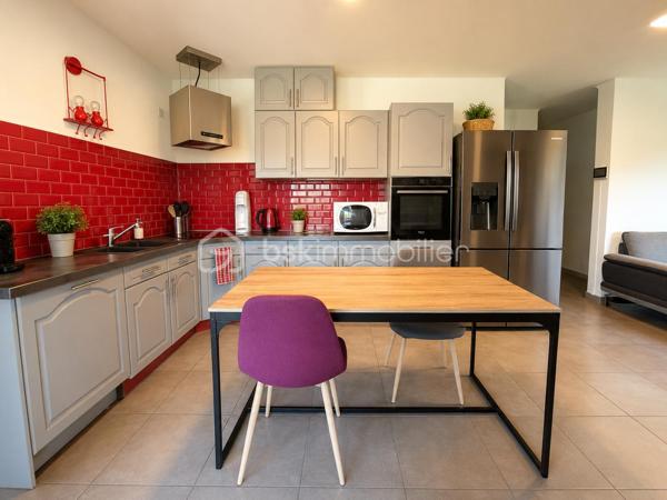 À découvrir, cette maison individuelle développant plus de 150 m² habitables, implantée sur une parcelle arborée d’environ 1 000 m² avec piscine, dans un environnement calme et préservé.

Traversante et bénéficiant d’une belle luminosité naturelle, la maison offre une configuration fonctionnelle et agréable à vivre. La pièce de vie principale, exposée Ouest, se compose d’un séjour ouvert sur une cuisine, créant un espace convivial et lumineux au quotidien. Trois baies vitrées prolongent l’espace vers l’extérieur et donnent accès à une terrasse bénéficiant d’une vue dégagée.

L’espace nuit comprend Une suite parentale d’environ 18 m², ainsi que de 2 autres chambres avec placards. 

En complément, une dépendance aménagée avec accès direct à la piscine vient enrichir l’ensemble. Elle comprend un espace bureau ainsi qu’une chambre en mezzanine, offrant de nombreuses possibilités : télétravail, espace indépendant, accueil familial ou projet locatif saisonnier.

À l’abri des regards, les extérieurs proposent un cadre intime et agréable avec piscine et espaces à aménager selon les envies et projets de chacun.

Le bien est équipé d’un poêle à granulés.

Les annexes comprennent :
• Deux caves
• Un garage

Taxe foncière : 2 400 €

Un bien offrant de beaux volumes, une configuration évolutive et un environnement privilégié.
