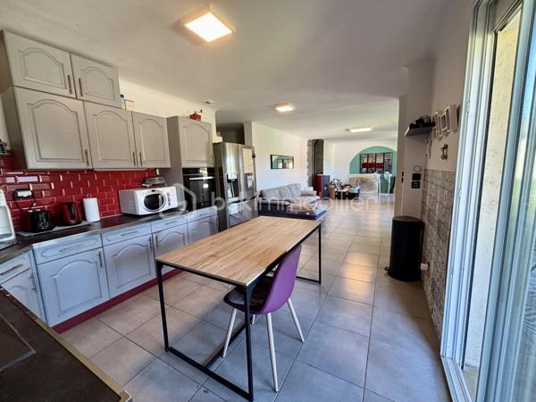 À découvrir, cette maison individuelle développant plus de 150 m² habitables, implantée sur une parcelle arborée d’environ 1 000 m² avec piscine, dans un environnement calme et préservé.

Traversante et bénéficiant d’une belle luminosité naturelle, la maison offre une configuration fonctionnelle et agréable à vivre. La pièce de vie principale, exposée Ouest, se compose d’un séjour ouvert sur une cuisine, créant un espace convivial et lumineux au quotidien. Trois baies vitrées prolongent l’espace vers l’extérieur et donnent accès à une terrasse bénéficiant d’une vue dégagée.

L’espace nuit comprend Une suite parentale d’environ 18 m², ainsi que de 2 autres chambres avec placards. 

En complément, une dépendance aménagée avec accès direct à la piscine vient enrichir l’ensemble. Elle comprend un espace bureau ainsi qu’une chambre en mezzanine, offrant de nombreuses possibilités : télétravail, espace indépendant, accueil familial ou projet locatif saisonnier.

À l’abri des regards, les extérieurs proposent un cadre intime et agréable avec piscine et espaces à aménager selon les envies et projets de chacun.

Le bien est équipé d’un poêle à granulés.

Les annexes comprennent :
• Deux caves
• Un garage

Taxe foncière : 2 400 €

Un bien offrant de beaux volumes, une configuration évolutive et un environnement privilégié.