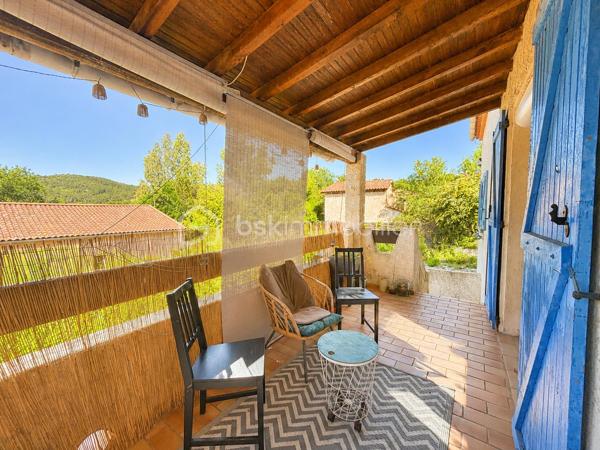 À découvrir, cette maison individuelle développant plus de 150 m² habitables, implantée sur une parcelle arborée d’environ 1 000 m² avec piscine, dans un environnement calme et préservé.

Traversante et bénéficiant d’une belle luminosité naturelle, la maison offre une configuration fonctionnelle et agréable à vivre. La pièce de vie principale, exposée Ouest, se compose d’un séjour ouvert sur une cuisine, créant un espace convivial et lumineux au quotidien. Trois baies vitrées prolongent l’espace vers l’extérieur et donnent accès à une terrasse bénéficiant d’une vue dégagée.

L’espace nuit comprend Une suite parentale d’environ 18 m², ainsi que de 2 autres chambres avec placards. 

En complément, une dépendance aménagée avec accès direct à la piscine vient enrichir l’ensemble. Elle comprend un espace bureau ainsi qu’une chambre en mezzanine, offrant de nombreuses possibilités : télétravail, espace indépendant, accueil familial ou projet locatif saisonnier.

À l’abri des regards, les extérieurs proposent un cadre intime et agréable avec piscine et espaces à aménager selon les envies et projets de chacun.

Le bien est équipé d’un poêle à granulés.

Les annexes comprennent :
• Deux caves
• Un garage

Taxe foncière : 2 400 €

Un bien offrant de beaux volumes, une configuration évolutive et un environnement privilégié.