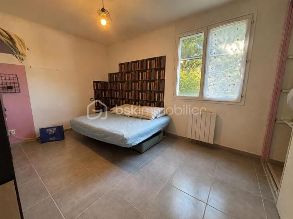 À découvrir, cette maison individuelle développant plus de 150 m² habitables, implantée sur une parcelle arborée d’environ 1 000 m² avec piscine, dans un environnement calme et préservé.

Traversante et bénéficiant d’une belle luminosité naturelle, la maison offre une configuration fonctionnelle et agréable à vivre. La pièce de vie principale, exposée Ouest, se compose d’un séjour ouvert sur une cuisine, créant un espace convivial et lumineux au quotidien. Trois baies vitrées prolongent l’espace vers l’extérieur et donnent accès à une terrasse bénéficiant d’une vue dégagée.

L’espace nuit comprend Une suite parentale d’environ 18 m², ainsi que de 2 autres chambres avec placards. 

En complément, une dépendance aménagée avec accès direct à la piscine vient enrichir l’ensemble. Elle comprend un espace bureau ainsi qu’une chambre en mezzanine, offrant de nombreuses possibilités : télétravail, espace indépendant, accueil familial ou projet locatif saisonnier.

À l’abri des regards, les extérieurs proposent un cadre intime et agréable avec piscine et espaces à aménager selon les envies et projets de chacun.

Le bien est équipé d’un poêle à granulés.

Les annexes comprennent :
• Deux caves
• Un garage

Taxe foncière : 2 400 €

Un bien offrant de beaux volumes, une configuration évolutive et un environnement privilégié.
