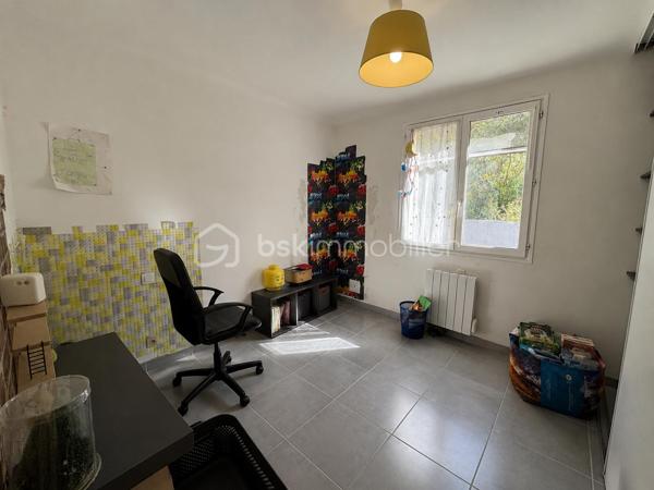 À découvrir, cette maison individuelle développant plus de 150 m² habitables, implantée sur une parcelle arborée d’environ 1 000 m² avec piscine, dans un environnement calme et préservé.

Traversante et bénéficiant d’une belle luminosité naturelle, la maison offre une configuration fonctionnelle et agréable à vivre. La pièce de vie principale, exposée Ouest, se compose d’un séjour ouvert sur une cuisine, créant un espace convivial et lumineux au quotidien. Trois baies vitrées prolongent l’espace vers l’extérieur et donnent accès à une terrasse bénéficiant d’une vue dégagée.

L’espace nuit comprend Une suite parentale d’environ 18 m², ainsi que de 2 autres chambres avec placards. 

En complément, une dépendance aménagée avec accès direct à la piscine vient enrichir l’ensemble. Elle comprend un espace bureau ainsi qu’une chambre en mezzanine, offrant de nombreuses possibilités : télétravail, espace indépendant, accueil familial ou projet locatif saisonnier.

À l’abri des regards, les extérieurs proposent un cadre intime et agréable avec piscine et espaces à aménager selon les envies et projets de chacun.

Le bien est équipé d’un poêle à granulés.

Les annexes comprennent :
• Deux caves
• Un garage

Taxe foncière : 2 400 €

Un bien offrant de beaux volumes, une configuration évolutive et un environnement privilégié.