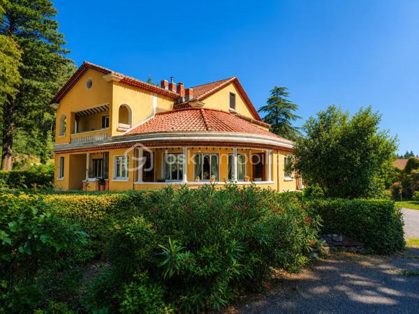 À SAINT-PONS-DE-THOMIÈRES, découvrez cette SUPERBE DEMEURE DE CARACTÈRE entièrement rénovée développant environ 313 m² HABITABLES. Alliant le CHARME DE L'ANCIEN, le CONFORT MODERNE et un véritable POTENTIEL ÉCONOMIQUE, cette propriété représente une opportunité rare pour reprendre une ACTIVITÉ DE CHAMBRES D'HÔTES CLÉS EN MAIN ou créer une magnifique résidence familiale.

Dès l'entrée, vous serez séduits par une SPLENDIDE PIÈCE DE VIE D'ENVIRON 70 m², baignée de lumière grâce à ses nombreuses ouvertures. Ses volumes généreux, ses courbes élégantes et son atmosphère chaleureuse en font un véritable lieu de réception. Elle comprend un ESPACE VIDÉO, une salle à manger avec BILLARD, une autre salle à manger avec INSERT ainsi qu'une cuisine entièrement équipée.

Le rez-de-chaussée accueille DEUX SUITES PRIVATIVES d'environ 16 m² et 24 m², chacune disposant de sa SALLE D'EAU ET WC PRIVATIFS. Une pièce supplémentaire d'environ 15 m², actuellement aménagée en ESPACE COMMUN POUR LES HÔTES, complète ce niveau.

À l'étage, vous découvrirez QUATRE AUTRES SUITES :

• Deux suites d'environ 18 m² avec salle d'eau et WC.
• Une SPACIEUSE SUITE FAMILIALE d'environ 40 m² avec chambre communicante.
• Une grande suite d'environ 19 m² bénéficiant d'un BALCON PRIVATIF.

Un CELLIER facilite le stockage du linge et du matériel nécessaire à l'activité.
Les combles accueillent UNE CHAMBRE SUPPLÉMENTAIRE et offrent encore un POTENTIEL D'AMÉNAGEMENT selon vos besoins.
En rez-de-jardin, la propriété dispose d'un VASTE GARAGE, de plusieurs CAVES ainsi que d'une BUANDERIE. L'espace est d'environ 200 M2

À l'extérieur, vous profiterez d'un agréable ESPACE BOULODROME, idéal pour partager des moments conviviaux avec les hôtes, un véritable atout pour développer l'activité touristique.

CÔTÉ TECHNIQUE
Chauffage assuré par une POMPE À CHALEUR, offrant un excellent confort au quotidien.
Production d'eau chaude sanitaire par CHAUDIÈRE AU FIOUL.
Menuiseries en DOUBLE VITRAGE.
Combles et plancher isolés, contribuant à de bonnes performances énergétiques.
Électricité conforme
Toiture révisée et en bon état.

L'activité actuelle est exploitée UNIQUEMENT LES WEEK-ENDS, générant déjà un CHIFFRE D'AFFAIRES D'ENVIRON 17 000 € PAR AN.
Le potentiel de développement est particulièrement intéressant :

✔ Exploitation actuelle (week-ends uniquement) : 17 000 €/AN, vous pouvez aller voir les commentaires sur booking. 
✔ Ouverture de mars à octobre (5 jours/semaine) : 45 000 € à 60 000 €/AN
✔ Exploitation professionnelle avec commercialisation active (Booking, Airbnb, site internet...) : 70 000 € À PLUS DE 90 000 €/AN selon le taux d'occupation et les prestations proposées.
Ce potentiel peut encore être renforcé grâce au développement de prestations complémentaires telles que TABLE D'HÔTES, soirées étapes, séjours thématiques ou partenariats touristiques.

Avec ses 6 SUITES, sa CHAMBRE SUPPLÉMENTAIRE, ses volumes remarquables, son activité immédiatement exploitable et son IMPORTANT POTENTIEL DE RENTABILITÉ, cette propriété conviendra aussi bien à un PORTEUR DE PROJET TOURISTIQUE, qu'à un INVESTISSEUR ou à une famille souhaitant concilier qualité de vie et activité professionnelle.
UNE OPPORTUNITÉ RARE SUR LE MARCHÉ !

📞 Contactez-nous dès aujourd'hui pour obtenir davantage de renseignements ou organiser une visite.
