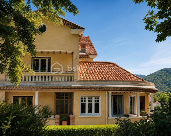 À SAINT-PONS-DE-THOMIÈRES, découvrez cette SUPERBE DEMEURE DE CARACTÈRE entièrement rénovée développant environ 313 m² HABITABLES. Alliant le CHARME DE L'ANCIEN, le CONFORT MODERNE et un véritable POTENTIEL ÉCONOMIQUE, cette propriété représente une opportunité rare pour reprendre une ACTIVITÉ DE CHAMBRES D'HÔTES CLÉS EN MAIN ou créer une magnifique résidence familiale.

Dès l'entrée, vous serez séduits par une SPLENDIDE PIÈCE DE VIE D'ENVIRON 70 m², baignée de lumière grâce à ses nombreuses ouvertures. Ses volumes généreux, ses courbes élégantes et son atmosphère chaleureuse en font un véritable lieu de réception. Elle comprend un ESPACE VIDÉO, une salle à manger avec BILLARD, une autre salle à manger avec INSERT ainsi qu'une cuisine entièrement équipée.

Le rez-de-chaussée accueille DEUX SUITES PRIVATIVES d'environ 16 m² et 24 m², chacune disposant de sa SALLE D'EAU ET WC PRIVATIFS. Une pièce supplémentaire d'environ 15 m², actuellement aménagée en ESPACE COMMUN POUR LES HÔTES, complète ce niveau.

À l'étage, vous découvrirez QUATRE AUTRES SUITES :

• Deux suites d'environ 18 m² avec salle d'eau et WC.
• Une SPACIEUSE SUITE FAMILIALE d'environ 40 m² avec chambre communicante.
• Une grande suite d'environ 19 m² bénéficiant d'un BALCON PRIVATIF.

Un CELLIER facilite le stockage du linge et du matériel nécessaire à l'activité.
Les combles accueillent UNE CHAMBRE SUPPLÉMENTAIRE et offrent encore un POTENTIEL D'AMÉNAGEMENT selon vos besoins.
En rez-de-jardin, la propriété dispose d'un VASTE GARAGE, de plusieurs CAVES ainsi que d'une BUANDERIE. L'espace est d'environ 200 M2

À l'extérieur, vous profiterez d'un agréable ESPACE BOULODROME, idéal pour partager des moments conviviaux avec les hôtes, un véritable atout pour développer l'activité touristique.

CÔTÉ TECHNIQUE
Chauffage assuré par une POMPE À CHALEUR, offrant un excellent confort au quotidien.
Production d'eau chaude sanitaire par CHAUDIÈRE AU FIOUL.
Menuiseries en DOUBLE VITRAGE.
Combles et plancher isolés, contribuant à de bonnes performances énergétiques.
Électricité conforme
Toiture révisée et en bon état.

L'activité actuelle est exploitée UNIQUEMENT LES WEEK-ENDS, générant déjà un CHIFFRE D'AFFAIRES D'ENVIRON 17 000 € PAR AN.
Le potentiel de développement est particulièrement intéressant :

✔ Exploitation actuelle (week-ends uniquement) : 17 000 €/AN, vous pouvez aller voir les commentaires sur booking. 
✔ Ouverture de mars à octobre (5 jours/semaine) : 45 000 € à 60 000 €/AN
✔ Exploitation professionnelle avec commercialisation active (Booking, Airbnb, site internet...) : 70 000 € À PLUS DE 90 000 €/AN selon le taux d'occupation et les prestations proposées.
Ce potentiel peut encore être renforcé grâce au développement de prestations complémentaires telles que TABLE D'HÔTES, soirées étapes, séjours thématiques ou partenariats touristiques.

Avec ses 6 SUITES, sa CHAMBRE SUPPLÉMENTAIRE, ses volumes remarquables, son activité immédiatement exploitable et son IMPORTANT POTENTIEL DE RENTABILITÉ, cette propriété conviendra aussi bien à un PORTEUR DE PROJET TOURISTIQUE, qu'à un INVESTISSEUR ou à une famille souhaitant concilier qualité de vie et activité professionnelle.
UNE OPPORTUNITÉ RARE SUR LE MARCHÉ !

📞 Contactez-nous dès aujourd'hui pour obtenir davantage de renseignements ou organiser une visite.