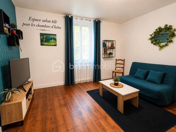 À SAINT-PONS-DE-THOMIÈRES, découvrez cette SUPERBE DEMEURE DE CARACTÈRE entièrement rénovée développant environ 313 m² HABITABLES. Alliant le CHARME DE L'ANCIEN, le CONFORT MODERNE et un véritable POTENTIEL ÉCONOMIQUE, cette propriété représente une opportunité rare pour reprendre une ACTIVITÉ DE CHAMBRES D'HÔTES CLÉS EN MAIN ou créer une magnifique résidence familiale.

Dès l'entrée, vous serez séduits par une SPLENDIDE PIÈCE DE VIE D'ENVIRON 70 m², baignée de lumière grâce à ses nombreuses ouvertures. Ses volumes généreux, ses courbes élégantes et son atmosphère chaleureuse en font un véritable lieu de réception. Elle comprend un ESPACE VIDÉO, une salle à manger avec BILLARD, une autre salle à manger avec INSERT ainsi qu'une cuisine entièrement équipée.

Le rez-de-chaussée accueille DEUX SUITES PRIVATIVES d'environ 16 m² et 24 m², chacune disposant de sa SALLE D'EAU ET WC PRIVATIFS. Une pièce supplémentaire d'environ 15 m², actuellement aménagée en ESPACE COMMUN POUR LES HÔTES, complète ce niveau.

À l'étage, vous découvrirez QUATRE AUTRES SUITES :

• Deux suites d'environ 18 m² avec salle d'eau et WC.
• Une SPACIEUSE SUITE FAMILIALE d'environ 40 m² avec chambre communicante.
• Une grande suite d'environ 19 m² bénéficiant d'un BALCON PRIVATIF.

Un CELLIER facilite le stockage du linge et du matériel nécessaire à l'activité.
Les combles accueillent UNE CHAMBRE SUPPLÉMENTAIRE et offrent encore un POTENTIEL D'AMÉNAGEMENT selon vos besoins.
En rez-de-jardin, la propriété dispose d'un VASTE GARAGE, de plusieurs CAVES ainsi que d'une BUANDERIE. L'espace est d'environ 200 M2

À l'extérieur, vous profiterez d'un agréable ESPACE BOULODROME, idéal pour partager des moments conviviaux avec les hôtes, un véritable atout pour développer l'activité touristique.

CÔTÉ TECHNIQUE
Chauffage assuré par une POMPE À CHALEUR, offrant un excellent confort au quotidien.
Production d'eau chaude sanitaire par CHAUDIÈRE AU FIOUL.
Menuiseries en DOUBLE VITRAGE.
Combles et plancher isolés, contribuant à de bonnes performances énergétiques.
Électricité conforme
Toiture révisée et en bon état.

L'activité actuelle est exploitée UNIQUEMENT LES WEEK-ENDS, générant déjà un CHIFFRE D'AFFAIRES D'ENVIRON 17 000 € PAR AN.
Le potentiel de développement est particulièrement intéressant :

✔ Exploitation actuelle (week-ends uniquement) : 17 000 €/AN, vous pouvez aller voir les commentaires sur booking. 
✔ Ouverture de mars à octobre (5 jours/semaine) : 45 000 € à 60 000 €/AN
✔ Exploitation professionnelle avec commercialisation active (Booking, Airbnb, site internet...) : 70 000 € À PLUS DE 90 000 €/AN selon le taux d'occupation et les prestations proposées.
Ce potentiel peut encore être renforcé grâce au développement de prestations complémentaires telles que TABLE D'HÔTES, soirées étapes, séjours thématiques ou partenariats touristiques.

Avec ses 6 SUITES, sa CHAMBRE SUPPLÉMENTAIRE, ses volumes remarquables, son activité immédiatement exploitable et son IMPORTANT POTENTIEL DE RENTABILITÉ, cette propriété conviendra aussi bien à un PORTEUR DE PROJET TOURISTIQUE, qu'à un INVESTISSEUR ou à une famille souhaitant concilier qualité de vie et activité professionnelle.
UNE OPPORTUNITÉ RARE SUR LE MARCHÉ !

📞 Contactez-nous dès aujourd'hui pour obtenir davantage de renseignements ou organiser une visite.