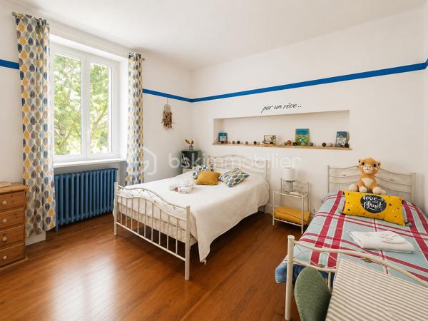 À SAINT-PONS-DE-THOMIÈRES, découvrez cette SUPERBE DEMEURE DE CARACTÈRE entièrement rénovée développant environ 313 m² HABITABLES. Alliant le CHARME DE L'ANCIEN, le CONFORT MODERNE et un véritable POTENTIEL ÉCONOMIQUE, cette propriété représente une opportunité rare pour reprendre une ACTIVITÉ DE CHAMBRES D'HÔTES CLÉS EN MAIN ou créer une magnifique résidence familiale.

Dès l'entrée, vous serez séduits par une SPLENDIDE PIÈCE DE VIE D'ENVIRON 70 m², baignée de lumière grâce à ses nombreuses ouvertures. Ses volumes généreux, ses courbes élégantes et son atmosphère chaleureuse en font un véritable lieu de réception. Elle comprend un ESPACE VIDÉO, une salle à manger avec BILLARD, une autre salle à manger avec INSERT ainsi qu'une cuisine entièrement équipée.

Le rez-de-chaussée accueille DEUX SUITES PRIVATIVES d'environ 16 m² et 24 m², chacune disposant de sa SALLE D'EAU ET WC PRIVATIFS. Une pièce supplémentaire d'environ 15 m², actuellement aménagée en ESPACE COMMUN POUR LES HÔTES, complète ce niveau.

À l'étage, vous découvrirez QUATRE AUTRES SUITES :

• Deux suites d'environ 18 m² avec salle d'eau et WC.
• Une SPACIEUSE SUITE FAMILIALE d'environ 40 m² avec chambre communicante.
• Une grande suite d'environ 19 m² bénéficiant d'un BALCON PRIVATIF.

Un CELLIER facilite le stockage du linge et du matériel nécessaire à l'activité.
Les combles accueillent UNE CHAMBRE SUPPLÉMENTAIRE et offrent encore un POTENTIEL D'AMÉNAGEMENT selon vos besoins.
En rez-de-jardin, la propriété dispose d'un VASTE GARAGE, de plusieurs CAVES ainsi que d'une BUANDERIE. L'espace est d'environ 200 M2

À l'extérieur, vous profiterez d'un agréable ESPACE BOULODROME, idéal pour partager des moments conviviaux avec les hôtes, un véritable atout pour développer l'activité touristique.

CÔTÉ TECHNIQUE
Chauffage assuré par une POMPE À CHALEUR, offrant un excellent confort au quotidien.
Production d'eau chaude sanitaire par CHAUDIÈRE AU FIOUL.
Menuiseries en DOUBLE VITRAGE.
Combles et plancher isolés, contribuant à de bonnes performances énergétiques.
Électricité conforme
Toiture révisée et en bon état.

L'activité actuelle est exploitée UNIQUEMENT LES WEEK-ENDS, générant déjà un CHIFFRE D'AFFAIRES D'ENVIRON 17 000 € PAR AN.
Le potentiel de développement est particulièrement intéressant :

✔ Exploitation actuelle (week-ends uniquement) : 17 000 €/AN, vous pouvez aller voir les commentaires sur booking. 
✔ Ouverture de mars à octobre (5 jours/semaine) : 45 000 € à 60 000 €/AN
✔ Exploitation professionnelle avec commercialisation active (Booking, Airbnb, site internet...) : 70 000 € À PLUS DE 90 000 €/AN selon le taux d'occupation et les prestations proposées.
Ce potentiel peut encore être renforcé grâce au développement de prestations complémentaires telles que TABLE D'HÔTES, soirées étapes, séjours thématiques ou partenariats touristiques.

Avec ses 6 SUITES, sa CHAMBRE SUPPLÉMENTAIRE, ses volumes remarquables, son activité immédiatement exploitable et son IMPORTANT POTENTIEL DE RENTABILITÉ, cette propriété conviendra aussi bien à un PORTEUR DE PROJET TOURISTIQUE, qu'à un INVESTISSEUR ou à une famille souhaitant concilier qualité de vie et activité professionnelle.
UNE OPPORTUNITÉ RARE SUR LE MARCHÉ !

📞 Contactez-nous dès aujourd'hui pour obtenir davantage de renseignements ou organiser une visite.