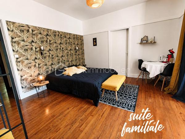 À SAINT-PONS-DE-THOMIÈRES, découvrez cette SUPERBE DEMEURE DE CARACTÈRE entièrement rénovée développant environ 313 m² HABITABLES. Alliant le CHARME DE L'ANCIEN, le CONFORT MODERNE et un véritable POTENTIEL ÉCONOMIQUE, cette propriété représente une opportunité rare pour reprendre une ACTIVITÉ DE CHAMBRES D'HÔTES CLÉS EN MAIN ou créer une magnifique résidence familiale.

Dès l'entrée, vous serez séduits par une SPLENDIDE PIÈCE DE VIE D'ENVIRON 70 m², baignée de lumière grâce à ses nombreuses ouvertures. Ses volumes généreux, ses courbes élégantes et son atmosphère chaleureuse en font un véritable lieu de réception. Elle comprend un ESPACE VIDÉO, une salle à manger avec BILLARD, une autre salle à manger avec INSERT ainsi qu'une cuisine entièrement équipée.

Le rez-de-chaussée accueille DEUX SUITES PRIVATIVES d'environ 16 m² et 24 m², chacune disposant de sa SALLE D'EAU ET WC PRIVATIFS. Une pièce supplémentaire d'environ 15 m², actuellement aménagée en ESPACE COMMUN POUR LES HÔTES, complète ce niveau.

À l'étage, vous découvrirez QUATRE AUTRES SUITES :

• Deux suites d'environ 18 m² avec salle d'eau et WC.
• Une SPACIEUSE SUITE FAMILIALE d'environ 40 m² avec chambre communicante.
• Une grande suite d'environ 19 m² bénéficiant d'un BALCON PRIVATIF.

Un CELLIER facilite le stockage du linge et du matériel nécessaire à l'activité.
Les combles accueillent UNE CHAMBRE SUPPLÉMENTAIRE et offrent encore un POTENTIEL D'AMÉNAGEMENT selon vos besoins.
En rez-de-jardin, la propriété dispose d'un VASTE GARAGE, de plusieurs CAVES ainsi que d'une BUANDERIE. L'espace est d'environ 200 M2

À l'extérieur, vous profiterez d'un agréable ESPACE BOULODROME, idéal pour partager des moments conviviaux avec les hôtes, un véritable atout pour développer l'activité touristique.

CÔTÉ TECHNIQUE
Chauffage assuré par une POMPE À CHALEUR, offrant un excellent confort au quotidien.
Production d'eau chaude sanitaire par CHAUDIÈRE AU FIOUL.
Menuiseries en DOUBLE VITRAGE.
Combles et plancher isolés, contribuant à de bonnes performances énergétiques.
Électricité conforme
Toiture révisée et en bon état.

L'activité actuelle est exploitée UNIQUEMENT LES WEEK-ENDS, générant déjà un CHIFFRE D'AFFAIRES D'ENVIRON 17 000 € PAR AN.
Le potentiel de développement est particulièrement intéressant :

✔ Exploitation actuelle (week-ends uniquement) : 17 000 €/AN, vous pouvez aller voir les commentaires sur booking. 
✔ Ouverture de mars à octobre (5 jours/semaine) : 45 000 € à 60 000 €/AN
✔ Exploitation professionnelle avec commercialisation active (Booking, Airbnb, site internet...) : 70 000 € À PLUS DE 90 000 €/AN selon le taux d'occupation et les prestations proposées.
Ce potentiel peut encore être renforcé grâce au développement de prestations complémentaires telles que TABLE D'HÔTES, soirées étapes, séjours thématiques ou partenariats touristiques.

Avec ses 6 SUITES, sa CHAMBRE SUPPLÉMENTAIRE, ses volumes remarquables, son activité immédiatement exploitable et son IMPORTANT POTENTIEL DE RENTABILITÉ, cette propriété conviendra aussi bien à un PORTEUR DE PROJET TOURISTIQUE, qu'à un INVESTISSEUR ou à une famille souhaitant concilier qualité de vie et activité professionnelle.
UNE OPPORTUNITÉ RARE SUR LE MARCHÉ !

📞 Contactez-nous dès aujourd'hui pour obtenir davantage de renseignements ou organiser une visite.