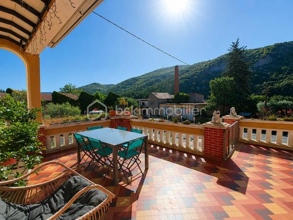 À SAINT-PONS-DE-THOMIÈRES, découvrez cette SUPERBE DEMEURE DE CARACTÈRE entièrement rénovée développant environ 313 m² HABITABLES. Alliant le CHARME DE L'ANCIEN, le CONFORT MODERNE et un véritable POTENTIEL ÉCONOMIQUE, cette propriété représente une opportunité rare pour reprendre une ACTIVITÉ DE CHAMBRES D'HÔTES CLÉS EN MAIN ou créer une magnifique résidence familiale.

Dès l'entrée, vous serez séduits par une SPLENDIDE PIÈCE DE VIE D'ENVIRON 70 m², baignée de lumière grâce à ses nombreuses ouvertures. Ses volumes généreux, ses courbes élégantes et son atmosphère chaleureuse en font un véritable lieu de réception. Elle comprend un ESPACE VIDÉO, une salle à manger avec BILLARD, une autre salle à manger avec INSERT ainsi qu'une cuisine entièrement équipée.

Le rez-de-chaussée accueille DEUX SUITES PRIVATIVES d'environ 16 m² et 24 m², chacune disposant de sa SALLE D'EAU ET WC PRIVATIFS. Une pièce supplémentaire d'environ 15 m², actuellement aménagée en ESPACE COMMUN POUR LES HÔTES, complète ce niveau.

À l'étage, vous découvrirez QUATRE AUTRES SUITES :

• Deux suites d'environ 18 m² avec salle d'eau et WC.
• Une SPACIEUSE SUITE FAMILIALE d'environ 40 m² avec chambre communicante.
• Une grande suite d'environ 19 m² bénéficiant d'un BALCON PRIVATIF.

Un CELLIER facilite le stockage du linge et du matériel nécessaire à l'activité.
Les combles accueillent UNE CHAMBRE SUPPLÉMENTAIRE et offrent encore un POTENTIEL D'AMÉNAGEMENT selon vos besoins.
En rez-de-jardin, la propriété dispose d'un VASTE GARAGE, de plusieurs CAVES ainsi que d'une BUANDERIE. L'espace est d'environ 200 M2

À l'extérieur, vous profiterez d'un agréable ESPACE BOULODROME, idéal pour partager des moments conviviaux avec les hôtes, un véritable atout pour développer l'activité touristique.

CÔTÉ TECHNIQUE
Chauffage assuré par une POMPE À CHALEUR, offrant un excellent confort au quotidien.
Production d'eau chaude sanitaire par CHAUDIÈRE AU FIOUL.
Menuiseries en DOUBLE VITRAGE.
Combles et plancher isolés, contribuant à de bonnes performances énergétiques.
Électricité conforme
Toiture révisée et en bon état.

L'activité actuelle est exploitée UNIQUEMENT LES WEEK-ENDS, générant déjà un CHIFFRE D'AFFAIRES D'ENVIRON 17 000 € PAR AN.
Le potentiel de développement est particulièrement intéressant :

✔ Exploitation actuelle (week-ends uniquement) : 17 000 €/AN, vous pouvez aller voir les commentaires sur booking. 
✔ Ouverture de mars à octobre (5 jours/semaine) : 45 000 € à 60 000 €/AN
✔ Exploitation professionnelle avec commercialisation active (Booking, Airbnb, site internet...) : 70 000 € À PLUS DE 90 000 €/AN selon le taux d'occupation et les prestations proposées.
Ce potentiel peut encore être renforcé grâce au développement de prestations complémentaires telles que TABLE D'HÔTES, soirées étapes, séjours thématiques ou partenariats touristiques.

Avec ses 6 SUITES, sa CHAMBRE SUPPLÉMENTAIRE, ses volumes remarquables, son activité immédiatement exploitable et son IMPORTANT POTENTIEL DE RENTABILITÉ, cette propriété conviendra aussi bien à un PORTEUR DE PROJET TOURISTIQUE, qu'à un INVESTISSEUR ou à une famille souhaitant concilier qualité de vie et activité professionnelle.
UNE OPPORTUNITÉ RARE SUR LE MARCHÉ !

📞 Contactez-nous dès aujourd'hui pour obtenir davantage de renseignements ou organiser une visite.