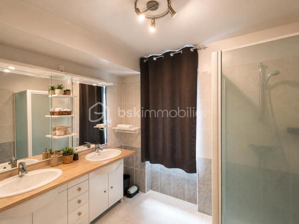 À SAINT-PONS-DE-THOMIÈRES, découvrez cette SUPERBE DEMEURE DE CARACTÈRE entièrement rénovée développant environ 313 m² HABITABLES. Alliant le CHARME DE L'ANCIEN, le CONFORT MODERNE et un véritable POTENTIEL ÉCONOMIQUE, cette propriété représente une opportunité rare pour reprendre une ACTIVITÉ DE CHAMBRES D'HÔTES CLÉS EN MAIN ou créer une magnifique résidence familiale.

Dès l'entrée, vous serez séduits par une SPLENDIDE PIÈCE DE VIE D'ENVIRON 70 m², baignée de lumière grâce à ses nombreuses ouvertures. Ses volumes généreux, ses courbes élégantes et son atmosphère chaleureuse en font un véritable lieu de réception. Elle comprend un ESPACE VIDÉO, une salle à manger avec BILLARD, une autre salle à manger avec INSERT ainsi qu'une cuisine entièrement équipée.

Le rez-de-chaussée accueille DEUX SUITES PRIVATIVES d'environ 16 m² et 24 m², chacune disposant de sa SALLE D'EAU ET WC PRIVATIFS. Une pièce supplémentaire d'environ 15 m², actuellement aménagée en ESPACE COMMUN POUR LES HÔTES, complète ce niveau.

À l'étage, vous découvrirez QUATRE AUTRES SUITES :

• Deux suites d'environ 18 m² avec salle d'eau et WC.
• Une SPACIEUSE SUITE FAMILIALE d'environ 40 m² avec chambre communicante.
• Une grande suite d'environ 19 m² bénéficiant d'un BALCON PRIVATIF.

Un CELLIER facilite le stockage du linge et du matériel nécessaire à l'activité.
Les combles accueillent UNE CHAMBRE SUPPLÉMENTAIRE et offrent encore un POTENTIEL D'AMÉNAGEMENT selon vos besoins.
En rez-de-jardin, la propriété dispose d'un VASTE GARAGE, de plusieurs CAVES ainsi que d'une BUANDERIE. L'espace est d'environ 200 M2

À l'extérieur, vous profiterez d'un agréable ESPACE BOULODROME, idéal pour partager des moments conviviaux avec les hôtes, un véritable atout pour développer l'activité touristique.

CÔTÉ TECHNIQUE
Chauffage assuré par une POMPE À CHALEUR, offrant un excellent confort au quotidien.
Production d'eau chaude sanitaire par CHAUDIÈRE AU FIOUL.
Menuiseries en DOUBLE VITRAGE.
Combles et plancher isolés, contribuant à de bonnes performances énergétiques.
Électricité conforme
Toiture révisée et en bon état.

L'activité actuelle est exploitée UNIQUEMENT LES WEEK-ENDS, générant déjà un CHIFFRE D'AFFAIRES D'ENVIRON 17 000 € PAR AN.
Le potentiel de développement est particulièrement intéressant :

✔ Exploitation actuelle (week-ends uniquement) : 17 000 €/AN, vous pouvez aller voir les commentaires sur booking. 
✔ Ouverture de mars à octobre (5 jours/semaine) : 45 000 € à 60 000 €/AN
✔ Exploitation professionnelle avec commercialisation active (Booking, Airbnb, site internet...) : 70 000 € À PLUS DE 90 000 €/AN selon le taux d'occupation et les prestations proposées.
Ce potentiel peut encore être renforcé grâce au développement de prestations complémentaires telles que TABLE D'HÔTES, soirées étapes, séjours thématiques ou partenariats touristiques.

Avec ses 6 SUITES, sa CHAMBRE SUPPLÉMENTAIRE, ses volumes remarquables, son activité immédiatement exploitable et son IMPORTANT POTENTIEL DE RENTABILITÉ, cette propriété conviendra aussi bien à un PORTEUR DE PROJET TOURISTIQUE, qu'à un INVESTISSEUR ou à une famille souhaitant concilier qualité de vie et activité professionnelle.
UNE OPPORTUNITÉ RARE SUR LE MARCHÉ !

📞 Contactez-nous dès aujourd'hui pour obtenir davantage de renseignements ou organiser une visite.