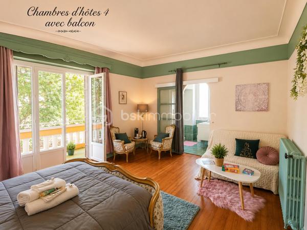 À SAINT-PONS-DE-THOMIÈRES, découvrez cette SUPERBE DEMEURE DE CARACTÈRE entièrement rénovée développant environ 313 m² HABITABLES. Alliant le CHARME DE L'ANCIEN, le CONFORT MODERNE et un véritable POTENTIEL ÉCONOMIQUE, cette propriété représente une opportunité rare pour reprendre une ACTIVITÉ DE CHAMBRES D'HÔTES CLÉS EN MAIN ou créer une magnifique résidence familiale.

Dès l'entrée, vous serez séduits par une SPLENDIDE PIÈCE DE VIE D'ENVIRON 70 m², baignée de lumière grâce à ses nombreuses ouvertures. Ses volumes généreux, ses courbes élégantes et son atmosphère chaleureuse en font un véritable lieu de réception. Elle comprend un ESPACE VIDÉO, une salle à manger avec BILLARD, une autre salle à manger avec INSERT ainsi qu'une cuisine entièrement équipée.

Le rez-de-chaussée accueille DEUX SUITES PRIVATIVES d'environ 16 m² et 24 m², chacune disposant de sa SALLE D'EAU ET WC PRIVATIFS. Une pièce supplémentaire d'environ 15 m², actuellement aménagée en ESPACE COMMUN POUR LES HÔTES, complète ce niveau.

À l'étage, vous découvrirez QUATRE AUTRES SUITES :

• Deux suites d'environ 18 m² avec salle d'eau et WC.
• Une SPACIEUSE SUITE FAMILIALE d'environ 40 m² avec chambre communicante.
• Une grande suite d'environ 19 m² bénéficiant d'un BALCON PRIVATIF.

Un CELLIER facilite le stockage du linge et du matériel nécessaire à l'activité.
Les combles accueillent UNE CHAMBRE SUPPLÉMENTAIRE et offrent encore un POTENTIEL D'AMÉNAGEMENT selon vos besoins.
En rez-de-jardin, la propriété dispose d'un VASTE GARAGE, de plusieurs CAVES ainsi que d'une BUANDERIE. L'espace est d'environ 200 M2

À l'extérieur, vous profiterez d'un agréable ESPACE BOULODROME, idéal pour partager des moments conviviaux avec les hôtes, un véritable atout pour développer l'activité touristique.

CÔTÉ TECHNIQUE
Chauffage assuré par une POMPE À CHALEUR, offrant un excellent confort au quotidien.
Production d'eau chaude sanitaire par CHAUDIÈRE AU FIOUL.
Menuiseries en DOUBLE VITRAGE.
Combles et plancher isolés, contribuant à de bonnes performances énergétiques.
Électricité conforme
Toiture révisée et en bon état.

L'activité actuelle est exploitée UNIQUEMENT LES WEEK-ENDS, générant déjà un CHIFFRE D'AFFAIRES D'ENVIRON 17 000 € PAR AN.
Le potentiel de développement est particulièrement intéressant :

✔ Exploitation actuelle (week-ends uniquement) : 17 000 €/AN, vous pouvez aller voir les commentaires sur booking. 
✔ Ouverture de mars à octobre (5 jours/semaine) : 45 000 € à 60 000 €/AN
✔ Exploitation professionnelle avec commercialisation active (Booking, Airbnb, site internet...) : 70 000 € À PLUS DE 90 000 €/AN selon le taux d'occupation et les prestations proposées.
Ce potentiel peut encore être renforcé grâce au développement de prestations complémentaires telles que TABLE D'HÔTES, soirées étapes, séjours thématiques ou partenariats touristiques.

Avec ses 6 SUITES, sa CHAMBRE SUPPLÉMENTAIRE, ses volumes remarquables, son activité immédiatement exploitable et son IMPORTANT POTENTIEL DE RENTABILITÉ, cette propriété conviendra aussi bien à un PORTEUR DE PROJET TOURISTIQUE, qu'à un INVESTISSEUR ou à une famille souhaitant concilier qualité de vie et activité professionnelle.
UNE OPPORTUNITÉ RARE SUR LE MARCHÉ !

📞 Contactez-nous dès aujourd'hui pour obtenir davantage de renseignements ou organiser une visite.