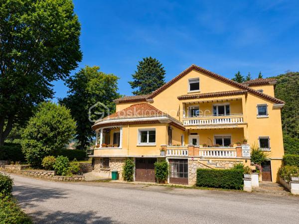 À SAINT-PONS-DE-THOMIÈRES, découvrez cette SUPERBE DEMEURE DE CARACTÈRE entièrement rénovée développant environ 313 m² HABITABLES. Alliant le CHARME DE L'ANCIEN, le CONFORT MODERNE et un véritable POTENTIEL ÉCONOMIQUE, cette propriété représente une opportunité rare pour reprendre une ACTIVITÉ DE CHAMBRES D'HÔTES CLÉS EN MAIN ou créer une magnifique résidence familiale.

Dès l'entrée, vous serez séduits par une SPLENDIDE PIÈCE DE VIE D'ENVIRON 70 m², baignée de lumière grâce à ses nombreuses ouvertures. Ses volumes généreux, ses courbes élégantes et son atmosphère chaleureuse en font un véritable lieu de réception. Elle comprend un ESPACE VIDÉO, une salle à manger avec BILLARD, une autre salle à manger avec INSERT ainsi qu'une cuisine entièrement équipée.

Le rez-de-chaussée accueille DEUX SUITES PRIVATIVES d'environ 16 m² et 24 m², chacune disposant de sa SALLE D'EAU ET WC PRIVATIFS. Une pièce supplémentaire d'environ 15 m², actuellement aménagée en ESPACE COMMUN POUR LES HÔTES, complète ce niveau.

À l'étage, vous découvrirez QUATRE AUTRES SUITES :

• Deux suites d'environ 18 m² avec salle d'eau et WC.
• Une SPACIEUSE SUITE FAMILIALE d'environ 40 m² avec chambre communicante.
• Une grande suite d'environ 19 m² bénéficiant d'un BALCON PRIVATIF.

Un CELLIER facilite le stockage du linge et du matériel nécessaire à l'activité.
Les combles accueillent UNE CHAMBRE SUPPLÉMENTAIRE et offrent encore un POTENTIEL D'AMÉNAGEMENT selon vos besoins.
En rez-de-jardin, la propriété dispose d'un VASTE GARAGE, de plusieurs CAVES ainsi que d'une BUANDERIE. L'espace est d'environ 200 M2

À l'extérieur, vous profiterez d'un agréable ESPACE BOULODROME, idéal pour partager des moments conviviaux avec les hôtes, un véritable atout pour développer l'activité touristique.

CÔTÉ TECHNIQUE
Chauffage assuré par une POMPE À CHALEUR, offrant un excellent confort au quotidien.
Production d'eau chaude sanitaire par CHAUDIÈRE AU FIOUL.
Menuiseries en DOUBLE VITRAGE.
Combles et plancher isolés, contribuant à de bonnes performances énergétiques.
Électricité conforme
Toiture révisée et en bon état.

L'activité actuelle est exploitée UNIQUEMENT LES WEEK-ENDS, générant déjà un CHIFFRE D'AFFAIRES D'ENVIRON 17 000 € PAR AN.
Le potentiel de développement est particulièrement intéressant :

✔ Exploitation actuelle (week-ends uniquement) : 17 000 €/AN, vous pouvez aller voir les commentaires sur booking. 
✔ Ouverture de mars à octobre (5 jours/semaine) : 45 000 € à 60 000 €/AN
✔ Exploitation professionnelle avec commercialisation active (Booking, Airbnb, site internet...) : 70 000 € À PLUS DE 90 000 €/AN selon le taux d'occupation et les prestations proposées.
Ce potentiel peut encore être renforcé grâce au développement de prestations complémentaires telles que TABLE D'HÔTES, soirées étapes, séjours thématiques ou partenariats touristiques.

Avec ses 6 SUITES, sa CHAMBRE SUPPLÉMENTAIRE, ses volumes remarquables, son activité immédiatement exploitable et son IMPORTANT POTENTIEL DE RENTABILITÉ, cette propriété conviendra aussi bien à un PORTEUR DE PROJET TOURISTIQUE, qu'à un INVESTISSEUR ou à une famille souhaitant concilier qualité de vie et activité professionnelle.
UNE OPPORTUNITÉ RARE SUR LE MARCHÉ !

📞 Contactez-nous dès aujourd'hui pour obtenir davantage de renseignements ou organiser une visite.