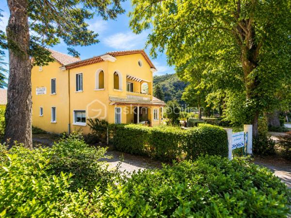 À SAINT-PONS-DE-THOMIÈRES, découvrez cette SUPERBE DEMEURE DE CARACTÈRE entièrement rénovée développant environ 313 m² HABITABLES. Alliant le CHARME DE L'ANCIEN, le CONFORT MODERNE et un véritable POTENTIEL ÉCONOMIQUE, cette propriété représente une opportunité rare pour reprendre une ACTIVITÉ DE CHAMBRES D'HÔTES CLÉS EN MAIN ou créer une magnifique résidence familiale.

Dès l'entrée, vous serez séduits par une SPLENDIDE PIÈCE DE VIE D'ENVIRON 70 m², baignée de lumière grâce à ses nombreuses ouvertures. Ses volumes généreux, ses courbes élégantes et son atmosphère chaleureuse en font un véritable lieu de réception. Elle comprend un ESPACE VIDÉO, une salle à manger avec BILLARD, une autre salle à manger avec INSERT ainsi qu'une cuisine entièrement équipée.

Le rez-de-chaussée accueille DEUX SUITES PRIVATIVES d'environ 16 m² et 24 m², chacune disposant de sa SALLE D'EAU ET WC PRIVATIFS. Une pièce supplémentaire d'environ 15 m², actuellement aménagée en ESPACE COMMUN POUR LES HÔTES, complète ce niveau.

À l'étage, vous découvrirez QUATRE AUTRES SUITES :

• Deux suites d'environ 18 m² avec salle d'eau et WC.
• Une SPACIEUSE SUITE FAMILIALE d'environ 40 m² avec chambre communicante.
• Une grande suite d'environ 19 m² bénéficiant d'un BALCON PRIVATIF.

Un CELLIER facilite le stockage du linge et du matériel nécessaire à l'activité.
Les combles accueillent UNE CHAMBRE SUPPLÉMENTAIRE et offrent encore un POTENTIEL D'AMÉNAGEMENT selon vos besoins.
En rez-de-jardin, la propriété dispose d'un VASTE GARAGE, de plusieurs CAVES ainsi que d'une BUANDERIE. L'espace est d'environ 200 M2

À l'extérieur, vous profiterez d'un agréable ESPACE BOULODROME, idéal pour partager des moments conviviaux avec les hôtes, un véritable atout pour développer l'activité touristique.

CÔTÉ TECHNIQUE
Chauffage assuré par une POMPE À CHALEUR, offrant un excellent confort au quotidien.
Production d'eau chaude sanitaire par CHAUDIÈRE AU FIOUL.
Menuiseries en DOUBLE VITRAGE.
Combles et plancher isolés, contribuant à de bonnes performances énergétiques.
Électricité conforme
Toiture révisée et en bon état.

L'activité actuelle est exploitée UNIQUEMENT LES WEEK-ENDS, générant déjà un CHIFFRE D'AFFAIRES D'ENVIRON 17 000 € PAR AN.
Le potentiel de développement est particulièrement intéressant :

✔ Exploitation actuelle (week-ends uniquement) : 17 000 €/AN, vous pouvez aller voir les commentaires sur booking. 
✔ Ouverture de mars à octobre (5 jours/semaine) : 45 000 € à 60 000 €/AN
✔ Exploitation professionnelle avec commercialisation active (Booking, Airbnb, site internet...) : 70 000 € À PLUS DE 90 000 €/AN selon le taux d'occupation et les prestations proposées.
Ce potentiel peut encore être renforcé grâce au développement de prestations complémentaires telles que TABLE D'HÔTES, soirées étapes, séjours thématiques ou partenariats touristiques.

Avec ses 6 SUITES, sa CHAMBRE SUPPLÉMENTAIRE, ses volumes remarquables, son activité immédiatement exploitable et son IMPORTANT POTENTIEL DE RENTABILITÉ, cette propriété conviendra aussi bien à un PORTEUR DE PROJET TOURISTIQUE, qu'à un INVESTISSEUR ou à une famille souhaitant concilier qualité de vie et activité professionnelle.
UNE OPPORTUNITÉ RARE SUR LE MARCHÉ !

📞 Contactez-nous dès aujourd'hui pour obtenir davantage de renseignements ou organiser une visite.