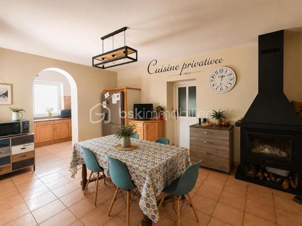 À SAINT-PONS-DE-THOMIÈRES, découvrez cette SUPERBE DEMEURE DE CARACTÈRE entièrement rénovée développant environ 313 m² HABITABLES. Alliant le CHARME DE L'ANCIEN, le CONFORT MODERNE et un véritable POTENTIEL ÉCONOMIQUE, cette propriété représente une opportunité rare pour reprendre une ACTIVITÉ DE CHAMBRES D'HÔTES CLÉS EN MAIN ou créer une magnifique résidence familiale.

Dès l'entrée, vous serez séduits par une SPLENDIDE PIÈCE DE VIE D'ENVIRON 70 m², baignée de lumière grâce à ses nombreuses ouvertures. Ses volumes généreux, ses courbes élégantes et son atmosphère chaleureuse en font un véritable lieu de réception. Elle comprend un ESPACE VIDÉO, une salle à manger avec BILLARD, une autre salle à manger avec INSERT ainsi qu'une cuisine entièrement équipée.

Le rez-de-chaussée accueille DEUX SUITES PRIVATIVES d'environ 16 m² et 24 m², chacune disposant de sa SALLE D'EAU ET WC PRIVATIFS. Une pièce supplémentaire d'environ 15 m², actuellement aménagée en ESPACE COMMUN POUR LES HÔTES, complète ce niveau.

À l'étage, vous découvrirez QUATRE AUTRES SUITES :

• Deux suites d'environ 18 m² avec salle d'eau et WC.
• Une SPACIEUSE SUITE FAMILIALE d'environ 40 m² avec chambre communicante.
• Une grande suite d'environ 19 m² bénéficiant d'un BALCON PRIVATIF.

Un CELLIER facilite le stockage du linge et du matériel nécessaire à l'activité.
Les combles accueillent UNE CHAMBRE SUPPLÉMENTAIRE et offrent encore un POTENTIEL D'AMÉNAGEMENT selon vos besoins.
En rez-de-jardin, la propriété dispose d'un VASTE GARAGE, de plusieurs CAVES ainsi que d'une BUANDERIE. L'espace est d'environ 200 M2

À l'extérieur, vous profiterez d'un agréable ESPACE BOULODROME, idéal pour partager des moments conviviaux avec les hôtes, un véritable atout pour développer l'activité touristique.

CÔTÉ TECHNIQUE
Chauffage assuré par une POMPE À CHALEUR, offrant un excellent confort au quotidien.
Production d'eau chaude sanitaire par CHAUDIÈRE AU FIOUL.
Menuiseries en DOUBLE VITRAGE.
Combles et plancher isolés, contribuant à de bonnes performances énergétiques.
Électricité conforme
Toiture révisée et en bon état.

L'activité actuelle est exploitée UNIQUEMENT LES WEEK-ENDS, générant déjà un CHIFFRE D'AFFAIRES D'ENVIRON 17 000 € PAR AN.
Le potentiel de développement est particulièrement intéressant :

✔ Exploitation actuelle (week-ends uniquement) : 17 000 €/AN, vous pouvez aller voir les commentaires sur booking. 
✔ Ouverture de mars à octobre (5 jours/semaine) : 45 000 € à 60 000 €/AN
✔ Exploitation professionnelle avec commercialisation active (Booking, Airbnb, site internet...) : 70 000 € À PLUS DE 90 000 €/AN selon le taux d'occupation et les prestations proposées.
Ce potentiel peut encore être renforcé grâce au développement de prestations complémentaires telles que TABLE D'HÔTES, soirées étapes, séjours thématiques ou partenariats touristiques.

Avec ses 6 SUITES, sa CHAMBRE SUPPLÉMENTAIRE, ses volumes remarquables, son activité immédiatement exploitable et son IMPORTANT POTENTIEL DE RENTABILITÉ, cette propriété conviendra aussi bien à un PORTEUR DE PROJET TOURISTIQUE, qu'à un INVESTISSEUR ou à une famille souhaitant concilier qualité de vie et activité professionnelle.
UNE OPPORTUNITÉ RARE SUR LE MARCHÉ !

📞 Contactez-nous dès aujourd'hui pour obtenir davantage de renseignements ou organiser une visite.