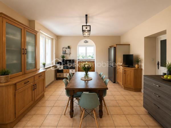 À SAINT-PONS-DE-THOMIÈRES, découvrez cette SUPERBE DEMEURE DE CARACTÈRE entièrement rénovée développant environ 313 m² HABITABLES. Alliant le CHARME DE L'ANCIEN, le CONFORT MODERNE et un véritable POTENTIEL ÉCONOMIQUE, cette propriété représente une opportunité rare pour reprendre une ACTIVITÉ DE CHAMBRES D'HÔTES CLÉS EN MAIN ou créer une magnifique résidence familiale.

Dès l'entrée, vous serez séduits par une SPLENDIDE PIÈCE DE VIE D'ENVIRON 70 m², baignée de lumière grâce à ses nombreuses ouvertures. Ses volumes généreux, ses courbes élégantes et son atmosphère chaleureuse en font un véritable lieu de réception. Elle comprend un ESPACE VIDÉO, une salle à manger avec BILLARD, une autre salle à manger avec INSERT ainsi qu'une cuisine entièrement équipée.

Le rez-de-chaussée accueille DEUX SUITES PRIVATIVES d'environ 16 m² et 24 m², chacune disposant de sa SALLE D'EAU ET WC PRIVATIFS. Une pièce supplémentaire d'environ 15 m², actuellement aménagée en ESPACE COMMUN POUR LES HÔTES, complète ce niveau.

À l'étage, vous découvrirez QUATRE AUTRES SUITES :

• Deux suites d'environ 18 m² avec salle d'eau et WC.
• Une SPACIEUSE SUITE FAMILIALE d'environ 40 m² avec chambre communicante.
• Une grande suite d'environ 19 m² bénéficiant d'un BALCON PRIVATIF.

Un CELLIER facilite le stockage du linge et du matériel nécessaire à l'activité.
Les combles accueillent UNE CHAMBRE SUPPLÉMENTAIRE et offrent encore un POTENTIEL D'AMÉNAGEMENT selon vos besoins.
En rez-de-jardin, la propriété dispose d'un VASTE GARAGE, de plusieurs CAVES ainsi que d'une BUANDERIE. L'espace est d'environ 200 M2

À l'extérieur, vous profiterez d'un agréable ESPACE BOULODROME, idéal pour partager des moments conviviaux avec les hôtes, un véritable atout pour développer l'activité touristique.

CÔTÉ TECHNIQUE
Chauffage assuré par une POMPE À CHALEUR, offrant un excellent confort au quotidien.
Production d'eau chaude sanitaire par CHAUDIÈRE AU FIOUL.
Menuiseries en DOUBLE VITRAGE.
Combles et plancher isolés, contribuant à de bonnes performances énergétiques.
Électricité conforme
Toiture révisée et en bon état.

L'activité actuelle est exploitée UNIQUEMENT LES WEEK-ENDS, générant déjà un CHIFFRE D'AFFAIRES D'ENVIRON 17 000 € PAR AN.
Le potentiel de développement est particulièrement intéressant :

✔ Exploitation actuelle (week-ends uniquement) : 17 000 €/AN, vous pouvez aller voir les commentaires sur booking. 
✔ Ouverture de mars à octobre (5 jours/semaine) : 45 000 € à 60 000 €/AN
✔ Exploitation professionnelle avec commercialisation active (Booking, Airbnb, site internet...) : 70 000 € À PLUS DE 90 000 €/AN selon le taux d'occupation et les prestations proposées.
Ce potentiel peut encore être renforcé grâce au développement de prestations complémentaires telles que TABLE D'HÔTES, soirées étapes, séjours thématiques ou partenariats touristiques.

Avec ses 6 SUITES, sa CHAMBRE SUPPLÉMENTAIRE, ses volumes remarquables, son activité immédiatement exploitable et son IMPORTANT POTENTIEL DE RENTABILITÉ, cette propriété conviendra aussi bien à un PORTEUR DE PROJET TOURISTIQUE, qu'à un INVESTISSEUR ou à une famille souhaitant concilier qualité de vie et activité professionnelle.
UNE OPPORTUNITÉ RARE SUR LE MARCHÉ !

📞 Contactez-nous dès aujourd'hui pour obtenir davantage de renseignements ou organiser une visite.