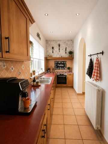 À SAINT-PONS-DE-THOMIÈRES, découvrez cette SUPERBE DEMEURE DE CARACTÈRE entièrement rénovée développant environ 313 m² HABITABLES. Alliant le CHARME DE L'ANCIEN, le CONFORT MODERNE et un véritable POTENTIEL ÉCONOMIQUE, cette propriété représente une opportunité rare pour reprendre une ACTIVITÉ DE CHAMBRES D'HÔTES CLÉS EN MAIN ou créer une magnifique résidence familiale.

Dès l'entrée, vous serez séduits par une SPLENDIDE PIÈCE DE VIE D'ENVIRON 70 m², baignée de lumière grâce à ses nombreuses ouvertures. Ses volumes généreux, ses courbes élégantes et son atmosphère chaleureuse en font un véritable lieu de réception. Elle comprend un ESPACE VIDÉO, une salle à manger avec BILLARD, une autre salle à manger avec INSERT ainsi qu'une cuisine entièrement équipée.

Le rez-de-chaussée accueille DEUX SUITES PRIVATIVES d'environ 16 m² et 24 m², chacune disposant de sa SALLE D'EAU ET WC PRIVATIFS. Une pièce supplémentaire d'environ 15 m², actuellement aménagée en ESPACE COMMUN POUR LES HÔTES, complète ce niveau.

À l'étage, vous découvrirez QUATRE AUTRES SUITES :

• Deux suites d'environ 18 m² avec salle d'eau et WC.
• Une SPACIEUSE SUITE FAMILIALE d'environ 40 m² avec chambre communicante.
• Une grande suite d'environ 19 m² bénéficiant d'un BALCON PRIVATIF.

Un CELLIER facilite le stockage du linge et du matériel nécessaire à l'activité.
Les combles accueillent UNE CHAMBRE SUPPLÉMENTAIRE et offrent encore un POTENTIEL D'AMÉNAGEMENT selon vos besoins.
En rez-de-jardin, la propriété dispose d'un VASTE GARAGE, de plusieurs CAVES ainsi que d'une BUANDERIE. L'espace est d'environ 200 M2

À l'extérieur, vous profiterez d'un agréable ESPACE BOULODROME, idéal pour partager des moments conviviaux avec les hôtes, un véritable atout pour développer l'activité touristique.

CÔTÉ TECHNIQUE
Chauffage assuré par une POMPE À CHALEUR, offrant un excellent confort au quotidien.
Production d'eau chaude sanitaire par CHAUDIÈRE AU FIOUL.
Menuiseries en DOUBLE VITRAGE.
Combles et plancher isolés, contribuant à de bonnes performances énergétiques.
Électricité conforme
Toiture révisée et en bon état.

L'activité actuelle est exploitée UNIQUEMENT LES WEEK-ENDS, générant déjà un CHIFFRE D'AFFAIRES D'ENVIRON 17 000 € PAR AN.
Le potentiel de développement est particulièrement intéressant :

✔ Exploitation actuelle (week-ends uniquement) : 17 000 €/AN, vous pouvez aller voir les commentaires sur booking. 
✔ Ouverture de mars à octobre (5 jours/semaine) : 45 000 € à 60 000 €/AN
✔ Exploitation professionnelle avec commercialisation active (Booking, Airbnb, site internet...) : 70 000 € À PLUS DE 90 000 €/AN selon le taux d'occupation et les prestations proposées.
Ce potentiel peut encore être renforcé grâce au développement de prestations complémentaires telles que TABLE D'HÔTES, soirées étapes, séjours thématiques ou partenariats touristiques.

Avec ses 6 SUITES, sa CHAMBRE SUPPLÉMENTAIRE, ses volumes remarquables, son activité immédiatement exploitable et son IMPORTANT POTENTIEL DE RENTABILITÉ, cette propriété conviendra aussi bien à un PORTEUR DE PROJET TOURISTIQUE, qu'à un INVESTISSEUR ou à une famille souhaitant concilier qualité de vie et activité professionnelle.
UNE OPPORTUNITÉ RARE SUR LE MARCHÉ !

📞 Contactez-nous dès aujourd'hui pour obtenir davantage de renseignements ou organiser une visite.
