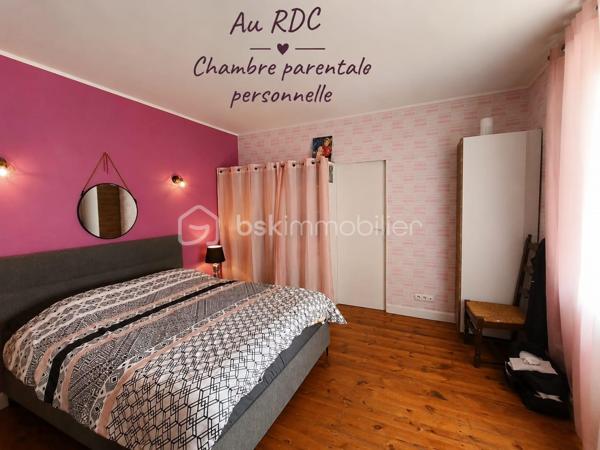 À SAINT-PONS-DE-THOMIÈRES, découvrez cette SUPERBE DEMEURE DE CARACTÈRE entièrement rénovée développant environ 313 m² HABITABLES. Alliant le CHARME DE L'ANCIEN, le CONFORT MODERNE et un véritable POTENTIEL ÉCONOMIQUE, cette propriété représente une opportunité rare pour reprendre une ACTIVITÉ DE CHAMBRES D'HÔTES CLÉS EN MAIN ou créer une magnifique résidence familiale.

Dès l'entrée, vous serez séduits par une SPLENDIDE PIÈCE DE VIE D'ENVIRON 70 m², baignée de lumière grâce à ses nombreuses ouvertures. Ses volumes généreux, ses courbes élégantes et son atmosphère chaleureuse en font un véritable lieu de réception. Elle comprend un ESPACE VIDÉO, une salle à manger avec BILLARD, une autre salle à manger avec INSERT ainsi qu'une cuisine entièrement équipée.

Le rez-de-chaussée accueille DEUX SUITES PRIVATIVES d'environ 16 m² et 24 m², chacune disposant de sa SALLE D'EAU ET WC PRIVATIFS. Une pièce supplémentaire d'environ 15 m², actuellement aménagée en ESPACE COMMUN POUR LES HÔTES, complète ce niveau.

À l'étage, vous découvrirez QUATRE AUTRES SUITES :

• Deux suites d'environ 18 m² avec salle d'eau et WC.
• Une SPACIEUSE SUITE FAMILIALE d'environ 40 m² avec chambre communicante.
• Une grande suite d'environ 19 m² bénéficiant d'un BALCON PRIVATIF.

Un CELLIER facilite le stockage du linge et du matériel nécessaire à l'activité.
Les combles accueillent UNE CHAMBRE SUPPLÉMENTAIRE et offrent encore un POTENTIEL D'AMÉNAGEMENT selon vos besoins.
En rez-de-jardin, la propriété dispose d'un VASTE GARAGE, de plusieurs CAVES ainsi que d'une BUANDERIE. L'espace est d'environ 200 M2

À l'extérieur, vous profiterez d'un agréable ESPACE BOULODROME, idéal pour partager des moments conviviaux avec les hôtes, un véritable atout pour développer l'activité touristique.

CÔTÉ TECHNIQUE
Chauffage assuré par une POMPE À CHALEUR, offrant un excellent confort au quotidien.
Production d'eau chaude sanitaire par CHAUDIÈRE AU FIOUL.
Menuiseries en DOUBLE VITRAGE.
Combles et plancher isolés, contribuant à de bonnes performances énergétiques.
Électricité conforme
Toiture révisée et en bon état.

L'activité actuelle est exploitée UNIQUEMENT LES WEEK-ENDS, générant déjà un CHIFFRE D'AFFAIRES D'ENVIRON 17 000 € PAR AN.
Le potentiel de développement est particulièrement intéressant :

✔ Exploitation actuelle (week-ends uniquement) : 17 000 €/AN, vous pouvez aller voir les commentaires sur booking. 
✔ Ouverture de mars à octobre (5 jours/semaine) : 45 000 € à 60 000 €/AN
✔ Exploitation professionnelle avec commercialisation active (Booking, Airbnb, site internet...) : 70 000 € À PLUS DE 90 000 €/AN selon le taux d'occupation et les prestations proposées.
Ce potentiel peut encore être renforcé grâce au développement de prestations complémentaires telles que TABLE D'HÔTES, soirées étapes, séjours thématiques ou partenariats touristiques.

Avec ses 6 SUITES, sa CHAMBRE SUPPLÉMENTAIRE, ses volumes remarquables, son activité immédiatement exploitable et son IMPORTANT POTENTIEL DE RENTABILITÉ, cette propriété conviendra aussi bien à un PORTEUR DE PROJET TOURISTIQUE, qu'à un INVESTISSEUR ou à une famille souhaitant concilier qualité de vie et activité professionnelle.
UNE OPPORTUNITÉ RARE SUR LE MARCHÉ !

📞 Contactez-nous dès aujourd'hui pour obtenir davantage de renseignements ou organiser une visite.