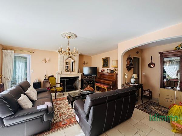 SUPERBE VILLA BOURGEOISE DE STYLE RETHAIS DE 180 M2 SUR UN TERRAIN CLOS ET ARBORE DE 1122 M2. A 15 MN DE LA La Jarrie (17220)