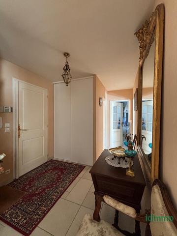 SUPERBE VILLA BOURGEOISE DE STYLE RETHAIS DE 180 M2 SUR UN TERRAIN CLOS ET ARBORE DE 1122 M2. A 15 MN DE LA La Jarrie (17220)