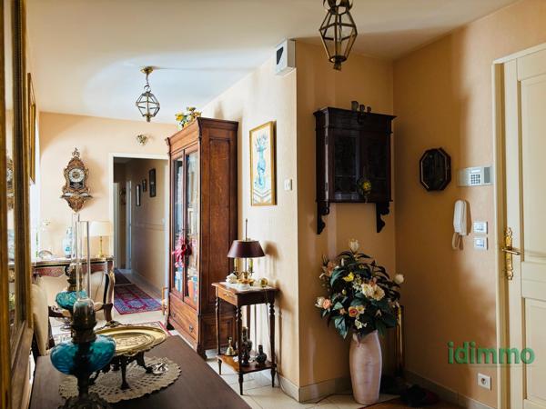SUPERBE VILLA BOURGEOISE DE STYLE RETHAIS DE 180 M2 SUR UN TERRAIN CLOS ET ARBORE DE 1122 M2. A 15 MN DE LA La Jarrie (17220)