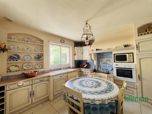SUPERBE VILLA BOURGEOISE DE STYLE RETHAIS DE 180 M2 SUR UN TERRAIN CLOS ET ARBORE DE 1122 M2. A 15 MN DE LA La Jarrie (17220)
