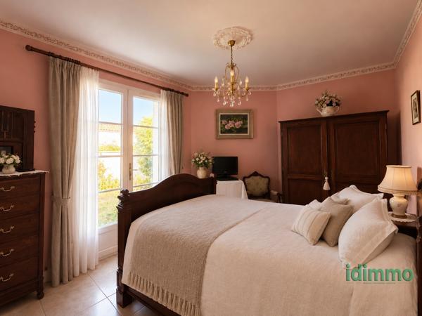 SUPERBE VILLA BOURGEOISE DE STYLE RETHAIS DE 180 M2 SUR UN TERRAIN CLOS ET ARBORE DE 1122 M2. A 15 MN DE LA La Jarrie (17220)