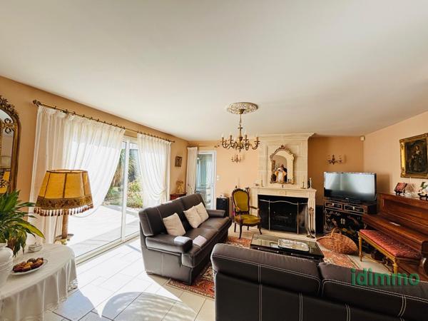 SUPERBE VILLA BOURGEOISE DE STYLE RETHAIS DE 180 M2 SUR UN TERRAIN CLOS ET ARBORE DE 1122 M2. A 15 MN DE LA La Jarrie (17220)