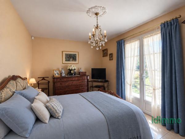 SUPERBE VILLA BOURGEOISE DE STYLE RETHAIS DE 180 M2 SUR UN TERRAIN CLOS ET ARBORE DE 1122 M2. A 15 MN DE LA La Jarrie (17220)