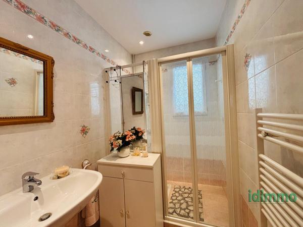 SUPERBE VILLA BOURGEOISE DE STYLE RETHAIS DE 180 M2 SUR UN TERRAIN CLOS ET ARBORE DE 1122 M2. A 15 MN DE LA La Jarrie (17220)