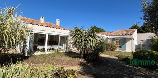 SUPERBE VILLA BOURGEOISE DE STYLE RETHAIS DE 180 M2 SUR UN TERRAIN CLOS ET ARBORE DE 1122 M2. A 15 MN DE LA La Jarrie (17220)