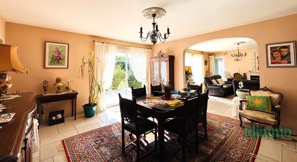 SUPERBE VILLA BOURGEOISE DE STYLE RETHAIS DE 180 M2 SUR UN TERRAIN CLOS ET ARBORE DE 1122 M2. A 15 MN DE LA La Jarrie (17220)